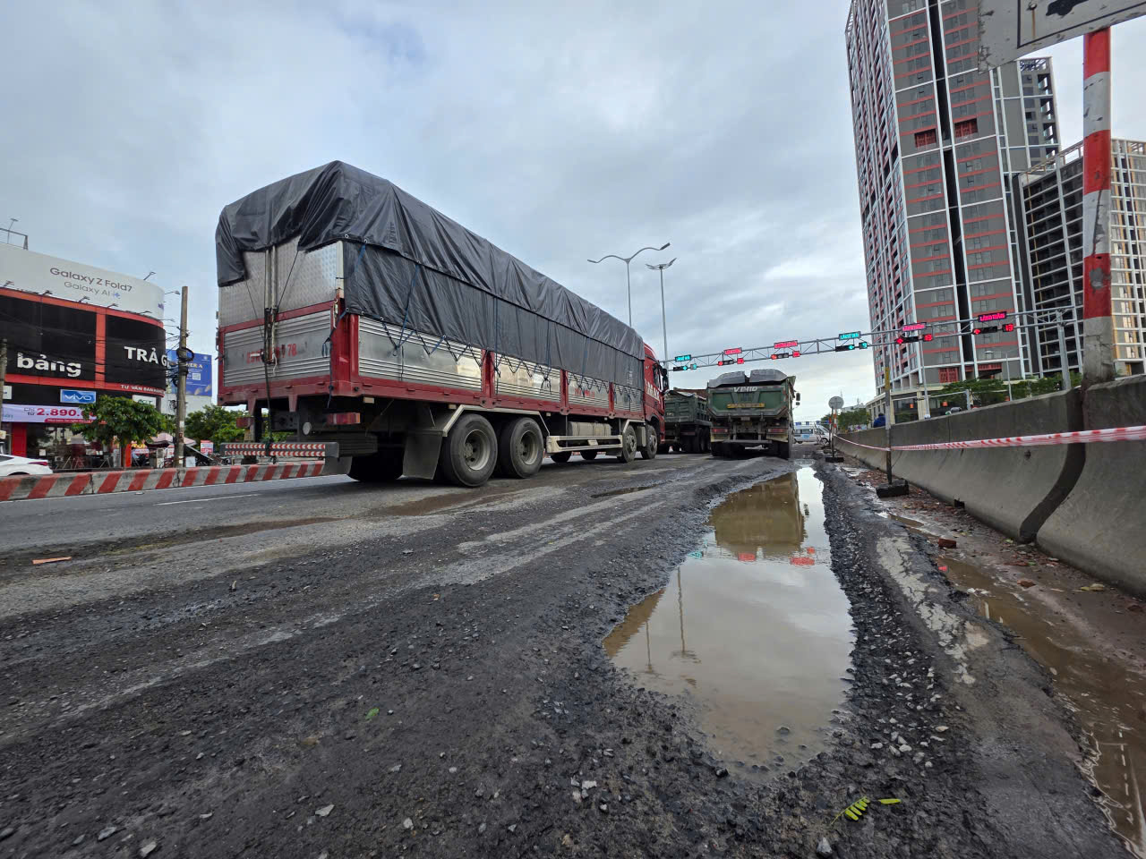 Kiểm tra, khắc phục đường huyết mạch trung tâm Đà Nẵng xuất hiện ổ gà sau mưa lớn- Ảnh 4. Kiểm tra, khắc phục đường huyết mạch trung tâm Đà Nẵng xuất hiện ổ gà sau mưa lớn- Ảnh 4.