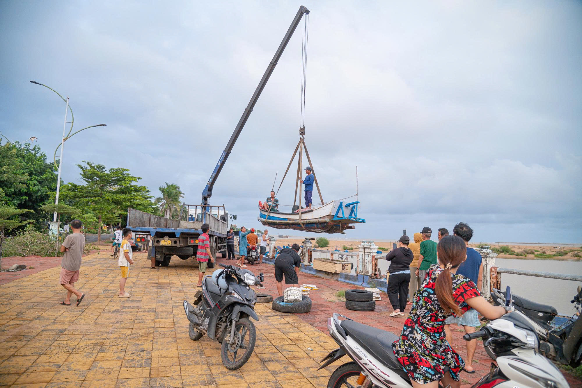 Đắk Lắk: Ngư dân tất tả đưa tàu thuyền lên bờ tránh bão số 13- Ảnh 2. Đắk Lắk: Ngư dân tất tả đưa tàu thuyền lên bờ tránh bão số 13- Ảnh 2.