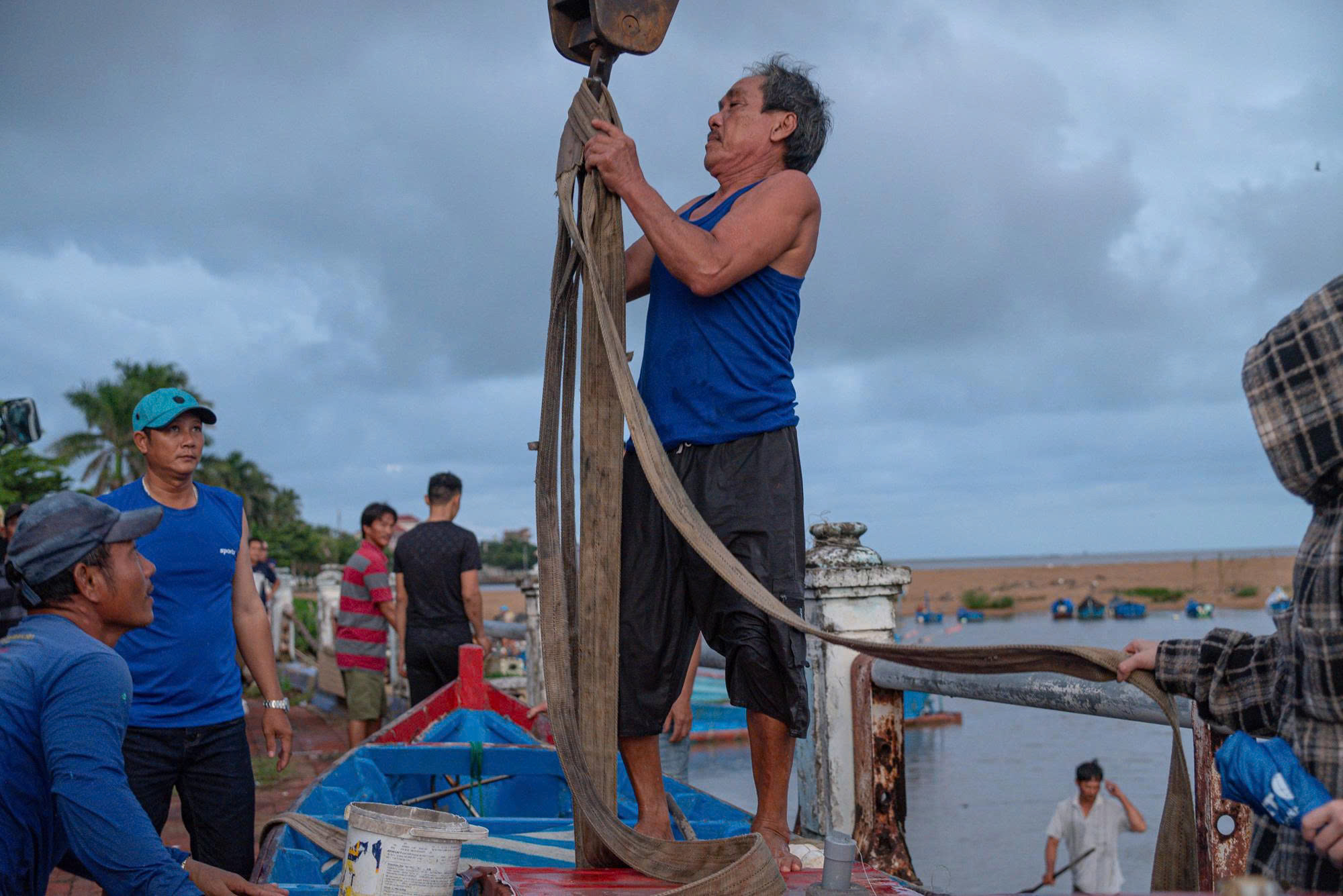 Đắk Lắk: Ngư dân tất tả đưa tàu thuyền lên bờ tránh bão số 13- Ảnh 3. Đắk Lắk: Ngư dân tất tả đưa tàu thuyền lên bờ tránh bão số 13- Ảnh 3.