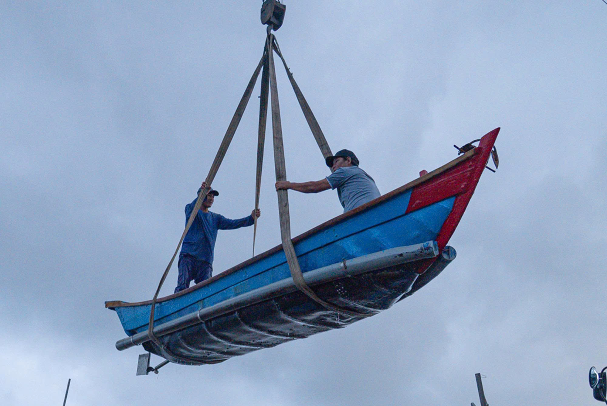 Đắk Lắk: Ngư dân tất tả đưa tàu thuyền lên bờ tránh bão số 13- Ảnh 4. Đắk Lắk: Ngư dân tất tả đưa tàu thuyền lên bờ tránh bão số 13- Ảnh 4.