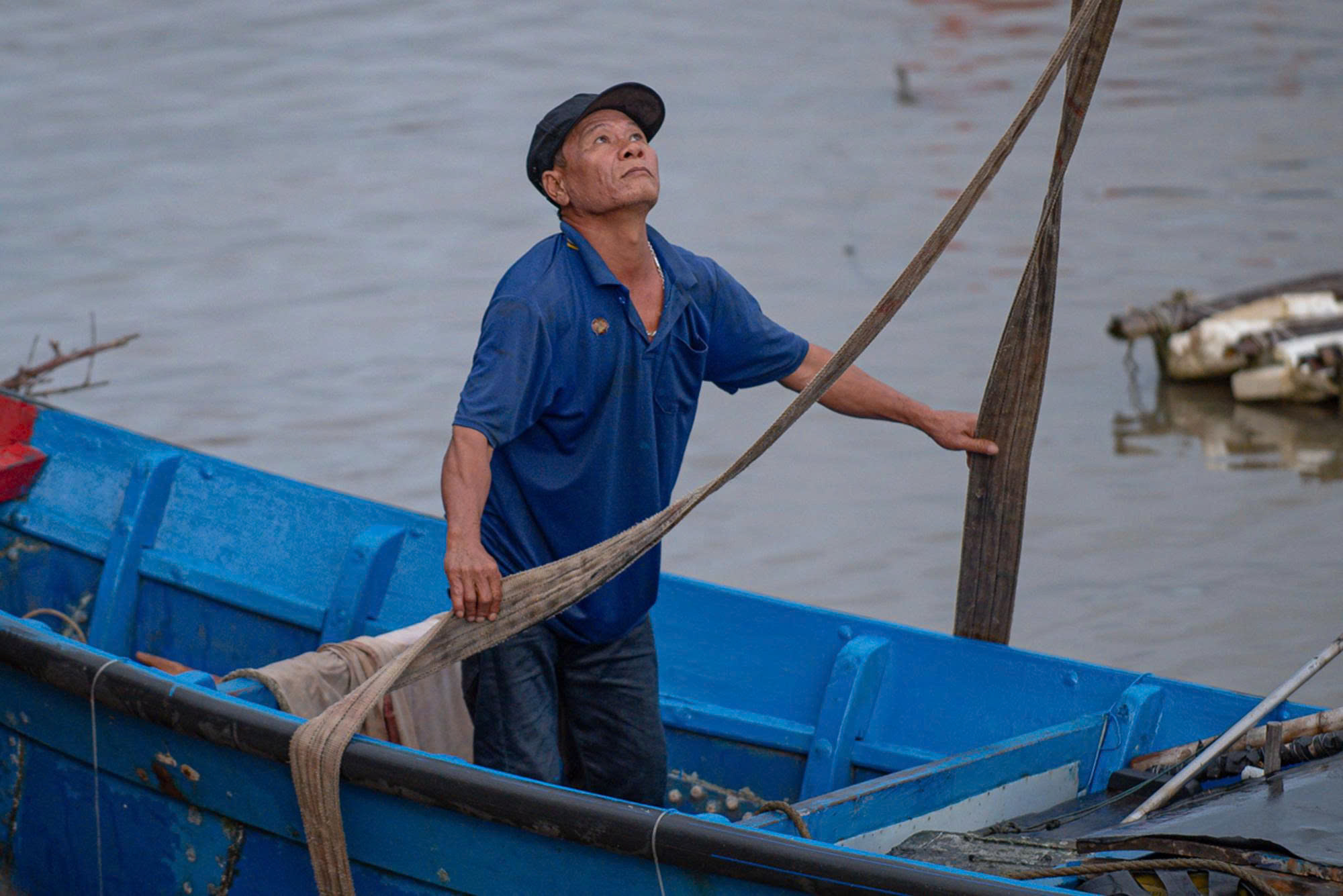 Đắk Lắk: Ngư dân tất tả đưa tàu thuyền lên bờ tránh bão số 13- Ảnh 5. Đắk Lắk: Ngư dân tất tả đưa tàu thuyền lên bờ tránh bão số 13- Ảnh 5.