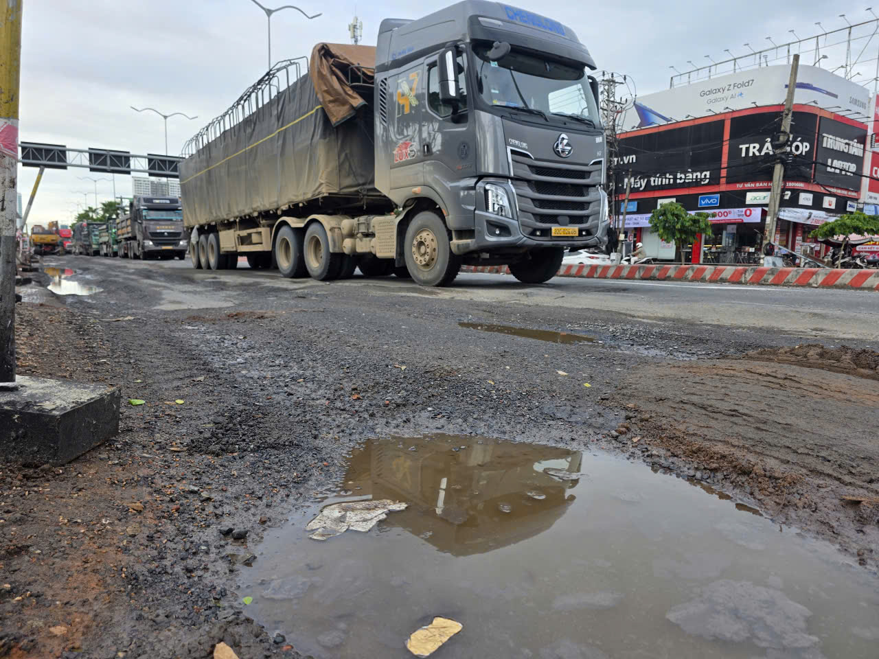 Kiểm tra, khắc phục đường huyết mạch trung tâm Đà Nẵng xuất hiện ổ gà sau mưa lớn- Ảnh 1. Kiểm tra, khắc phục đường huyết mạch trung tâm Đà Nẵng xuất hiện ổ gà sau mưa lớn- Ảnh 1.
