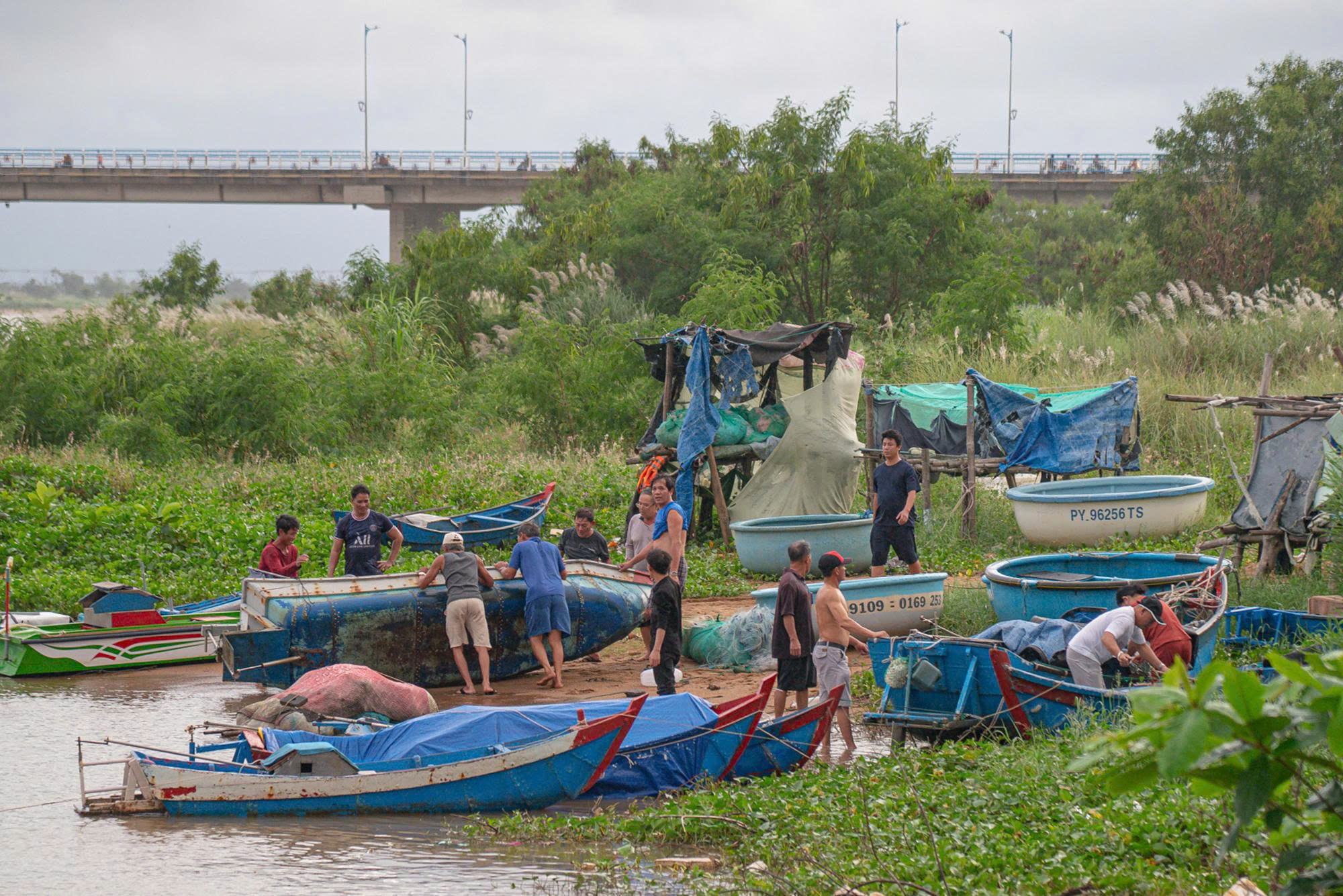 Đắk Lắk: Ngư dân tất tả đưa tàu thuyền lên bờ tránh bão số 13- Ảnh 6. Đắk Lắk: Ngư dân tất tả đưa tàu thuyền lên bờ tránh bão số 13- Ảnh 6.