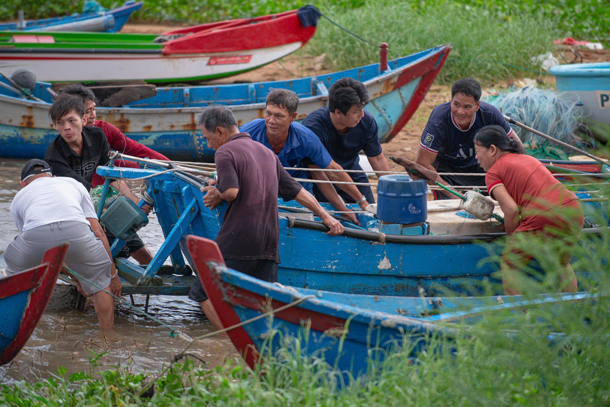 Đắk Lắk: Ngư dân tất tả đưa tàu thuyền lên bờ tránh bão số 13- Ảnh 7. Đắk Lắk: Ngư dân tất tả đưa tàu thuyền lên bờ tránh bão số 13- Ảnh 7.