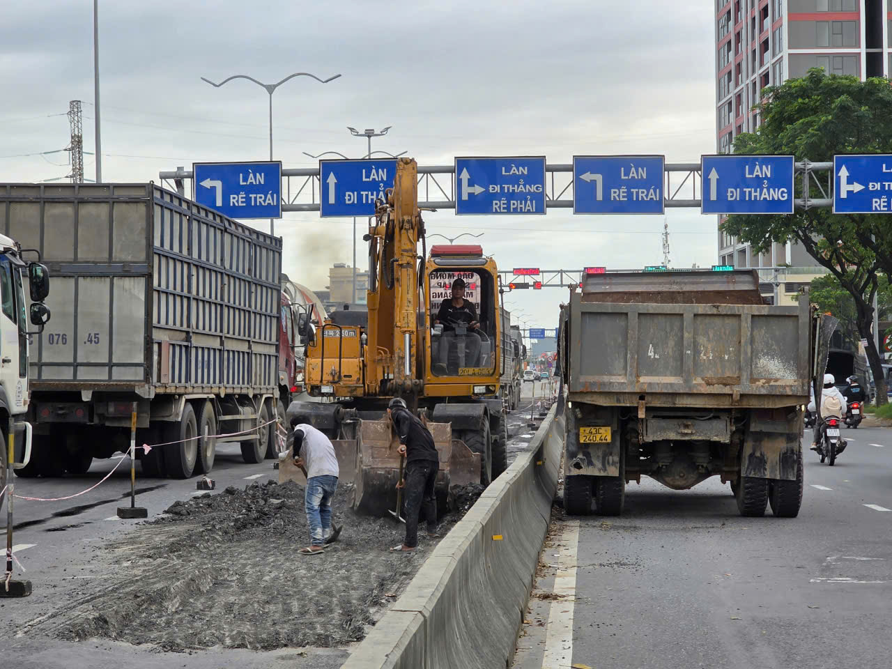Kiểm tra, khắc phục đường huyết mạch trung tâm Đà Nẵng xuất hiện ổ gà sau mưa lớn- Ảnh 5. Kiểm tra, khắc phục đường huyết mạch trung tâm Đà Nẵng xuất hiện ổ gà sau mưa lớn- Ảnh 5.
