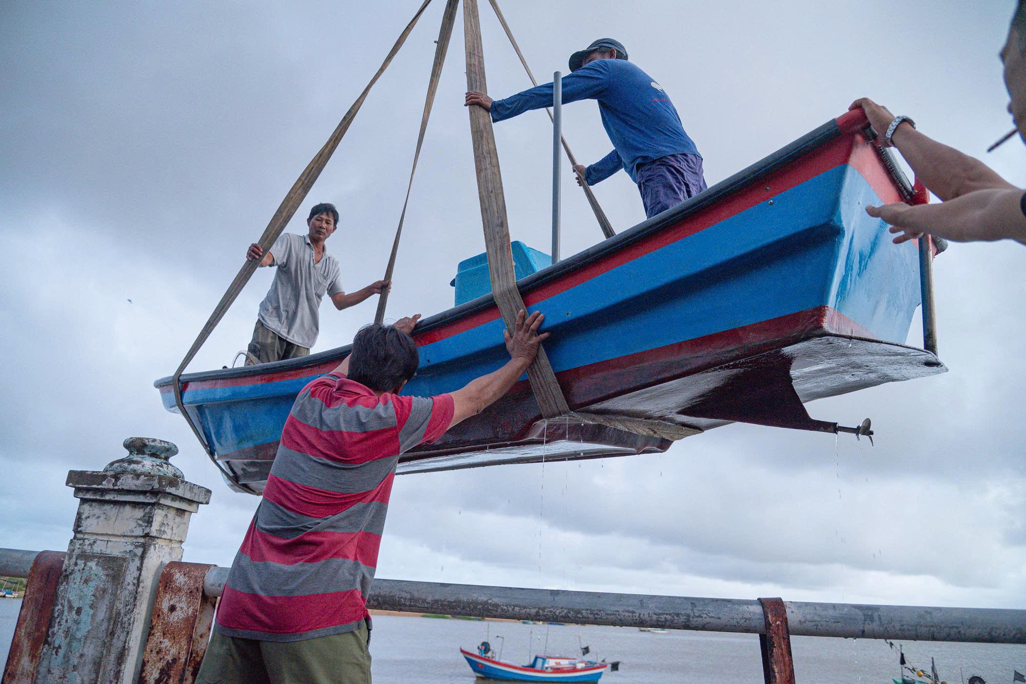 Đắk Lắk: Ngư dân tất tả đưa tàu thuyền lên bờ tránh bão số 13- Ảnh 8. Đắk Lắk: Ngư dân tất tả đưa tàu thuyền lên bờ tránh bão số 13- Ảnh 8.