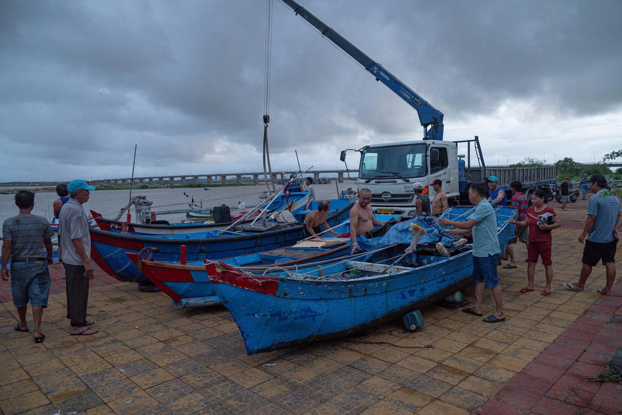 Đắk Lắk: Ngư dân tất tả đưa tàu thuyền lên bờ tránh bão số 13- Ảnh 9. Đắk Lắk: Ngư dân tất tả đưa tàu thuyền lên bờ tránh bão số 13- Ảnh 9.