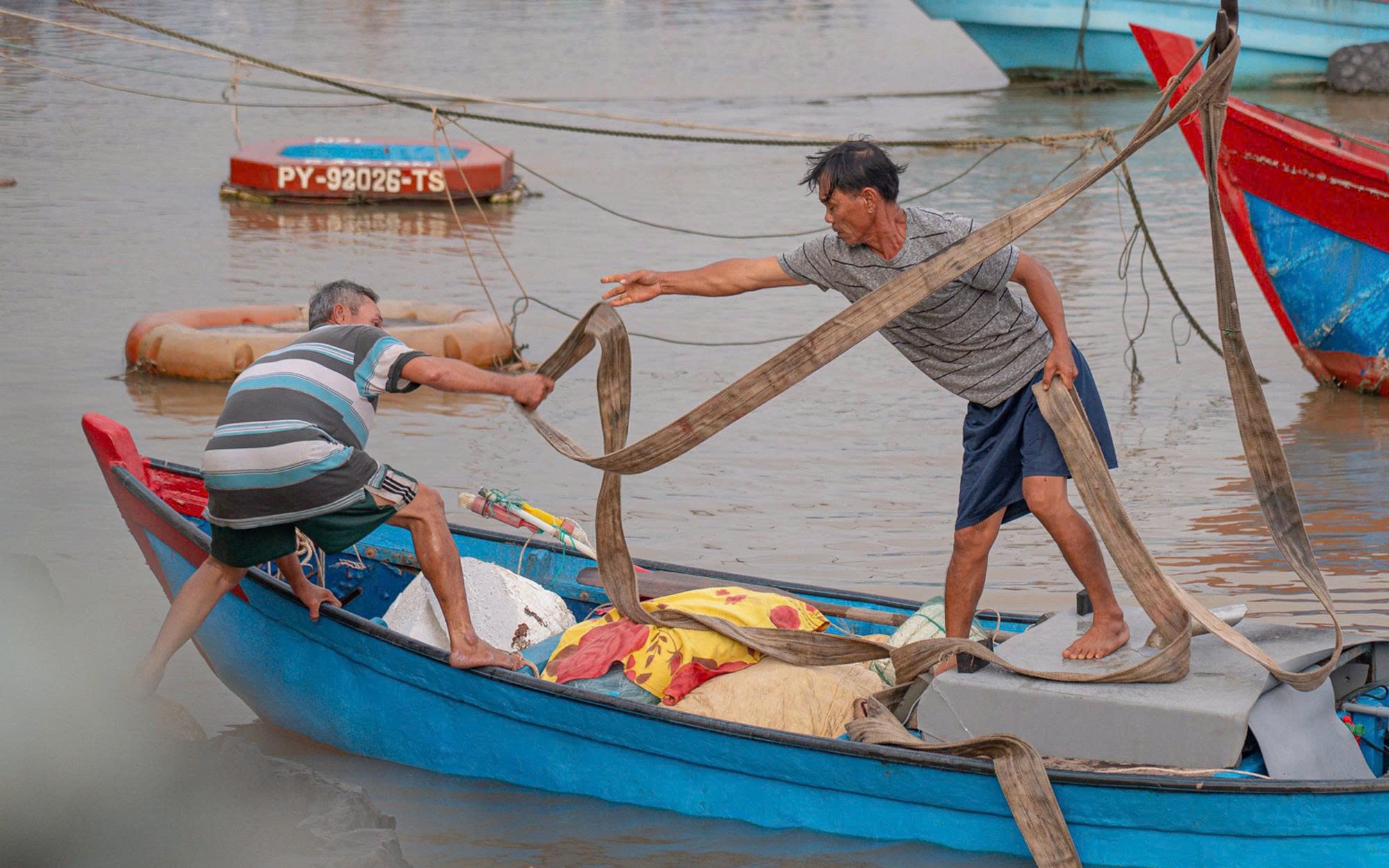 Đắk Lắk cấm biển, ngư dân hối hả tìm nơi tránh trú, neo đậu tàu, thuyền- Ảnh 6. Đắk Lắk cấm biển, ngư dân hối hả tìm nơi tránh trú, neo đậu tàu, thuyền- Ảnh 6.
