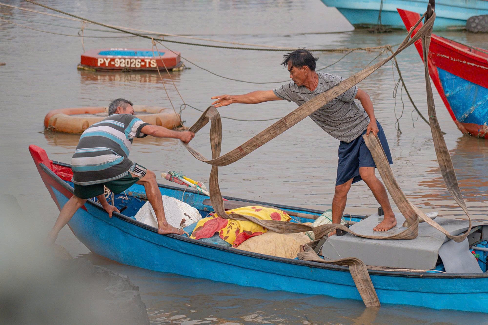 Đắk Lắk: Ngư dân tất tả đưa tàu thuyền lên bờ tránh bão số 13- Ảnh 10. Đắk Lắk: Ngư dân tất tả đưa tàu thuyền lên bờ tránh bão số 13- Ảnh 10.