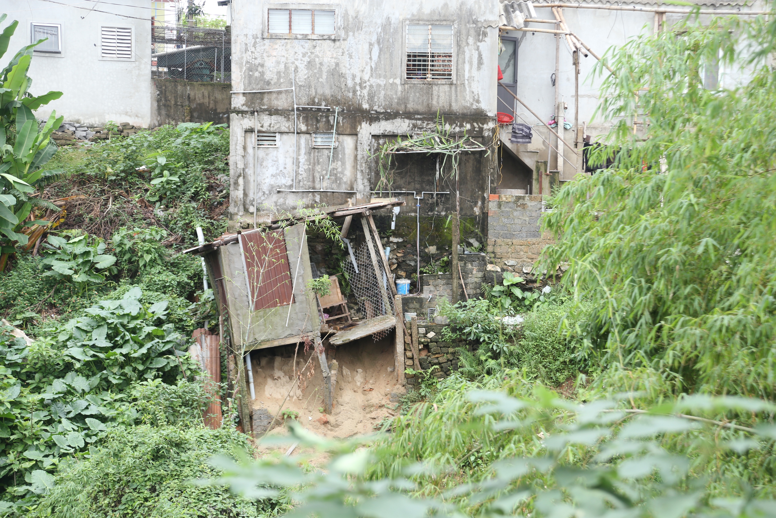 Nhiều hộ dân canh cánh nỗi lo mất nhà, mất đất, mất đường vì sạt lở - Ảnh 12.