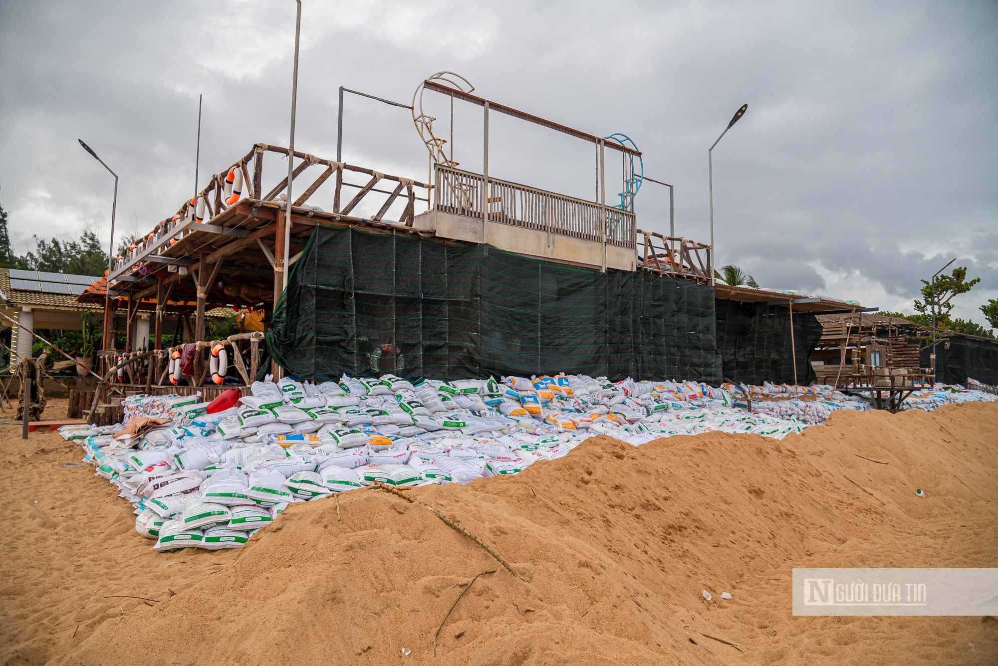 Đắk Lắk: Người dân hối hả phòng chống bão, tích trữ lương thực, tập kết cát chắn sóng ứng phó bão số 13- Ảnh 11. Đắk Lắk: Người dân hối hả phòng chống bão, tích trữ lương thực, tập kết cát chắn sóng ứng phó bão số 13- Ảnh 11.