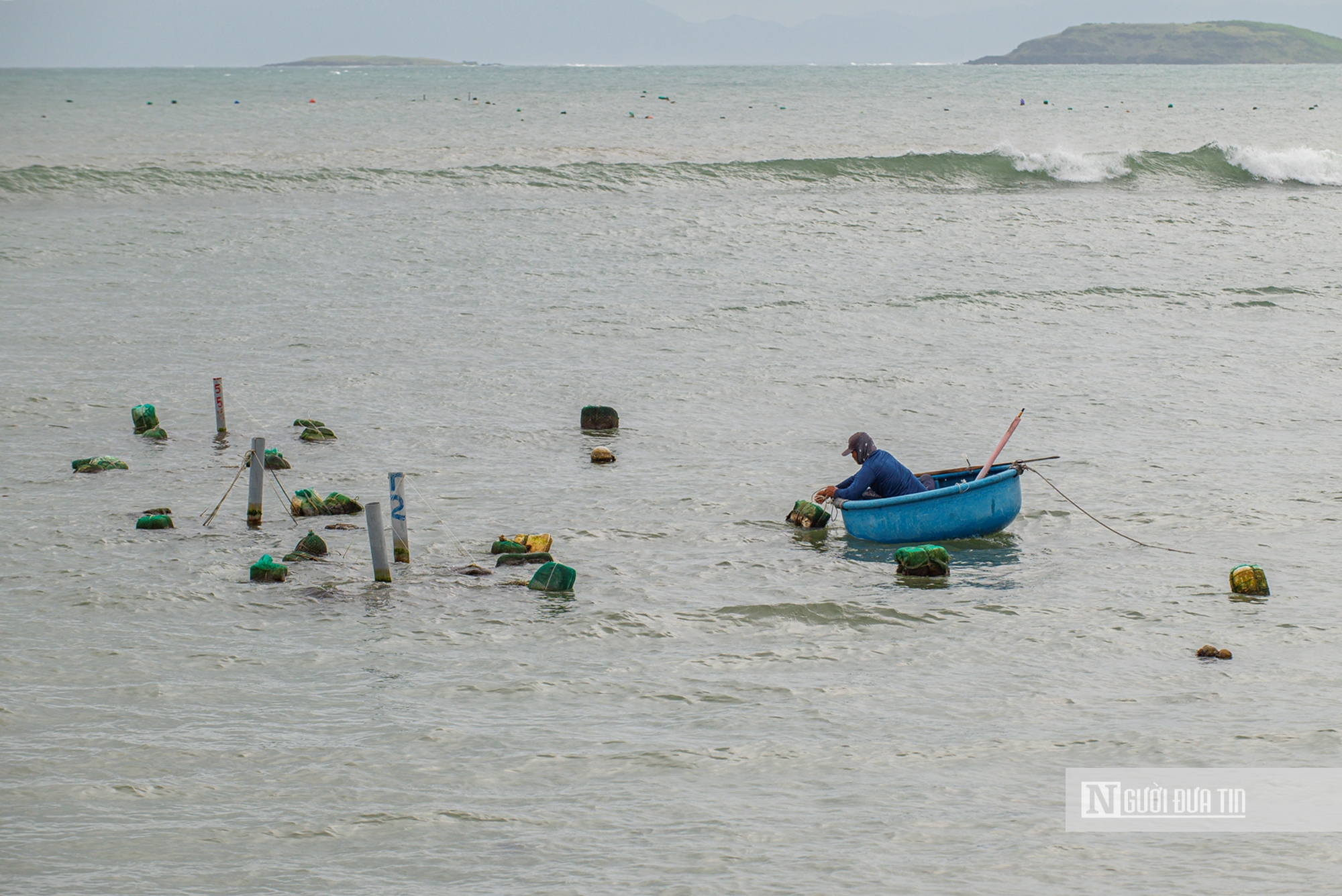 Đắk Lắk: Người dân hối hả phòng chống bão, tích trữ lương thực, tập kết cát chắn sóng ứng phó bão số 13- Ảnh 12. Đắk Lắk: Người dân hối hả phòng chống bão, tích trữ lương thực, tập kết cát chắn sóng ứng phó bão số 13- Ảnh 12.