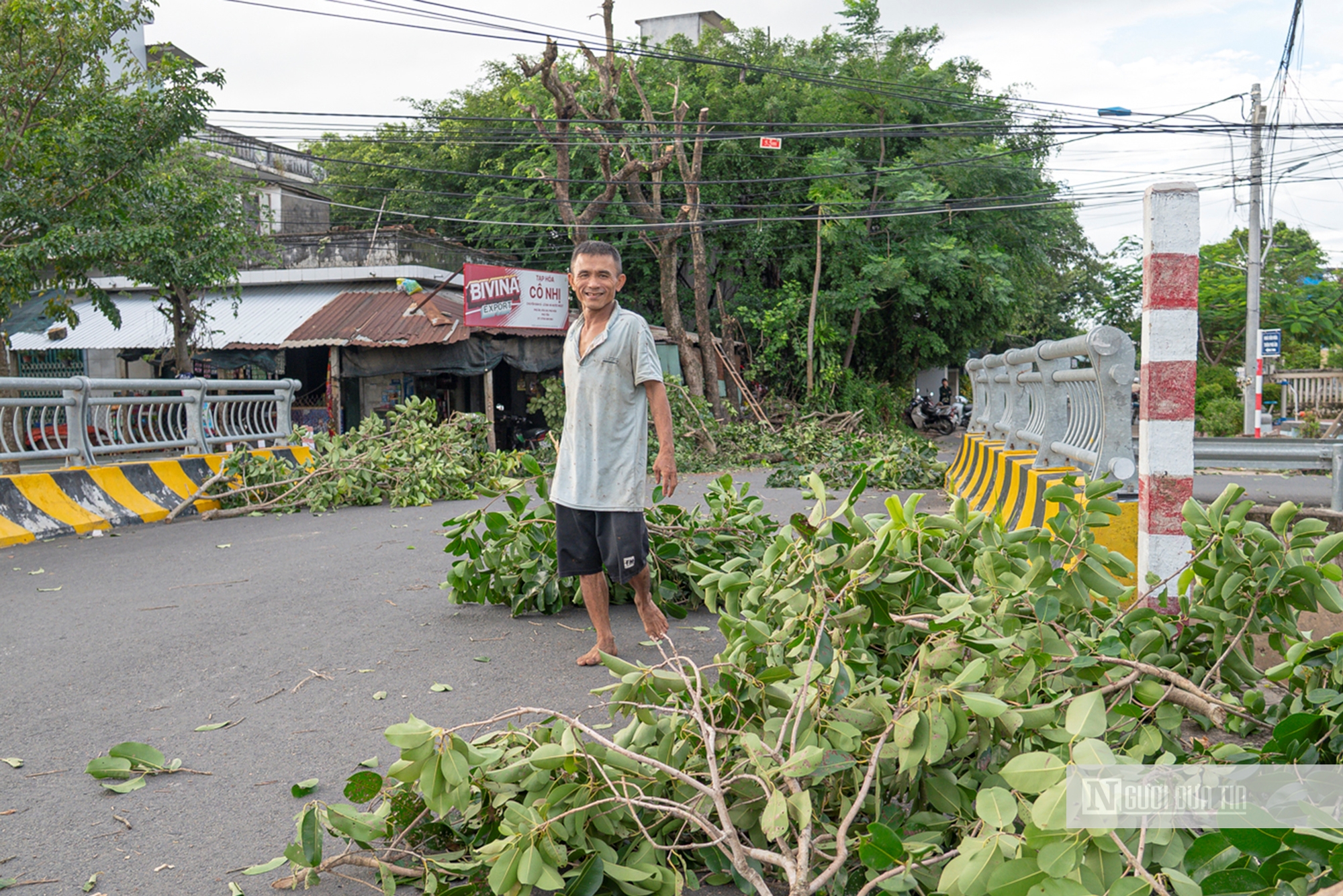 Đắk Lắk: Người dân hối hả phòng chống bão, tích trữ lương thực, tập kết cát chắn sóng ứng phó bão số 13- Ảnh 3. Đắk Lắk: Người dân hối hả phòng chống bão, tích trữ lương thực, tập kết cát chắn sóng ứng phó bão số 13- Ảnh 3.