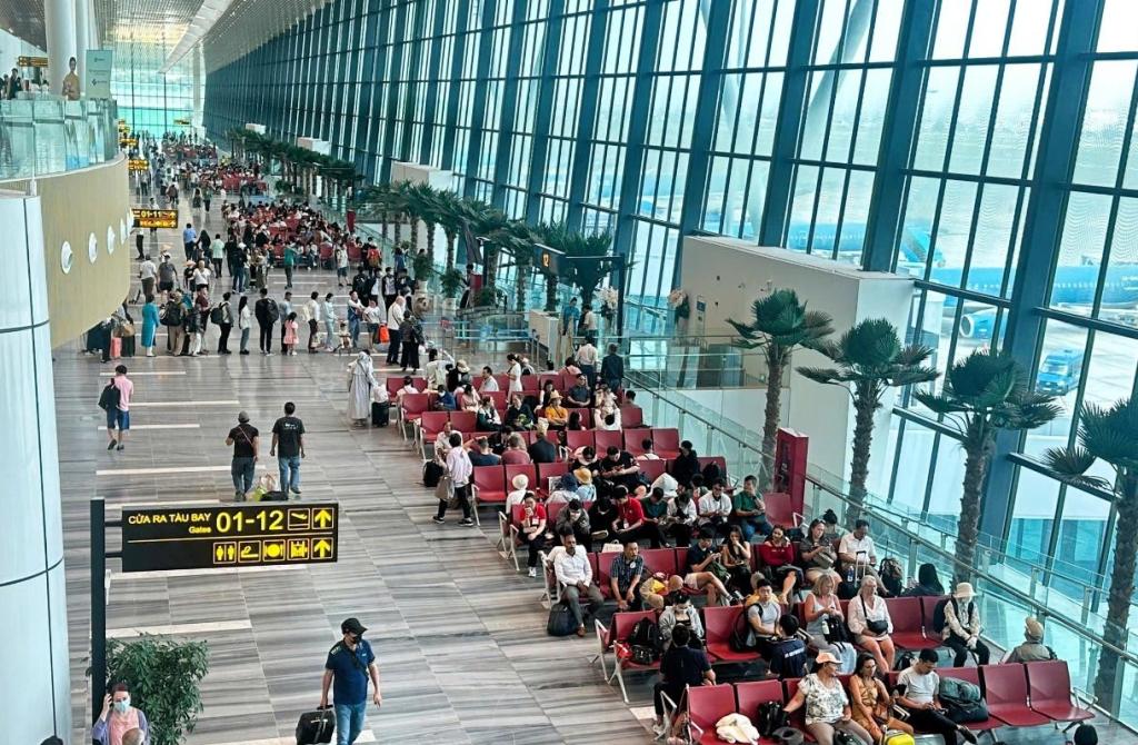 Bị phản ánh kiểm tra hành lý xách tay gây phiền hà, Cục Hàng không yêu cầu rà soát- Ảnh 1.