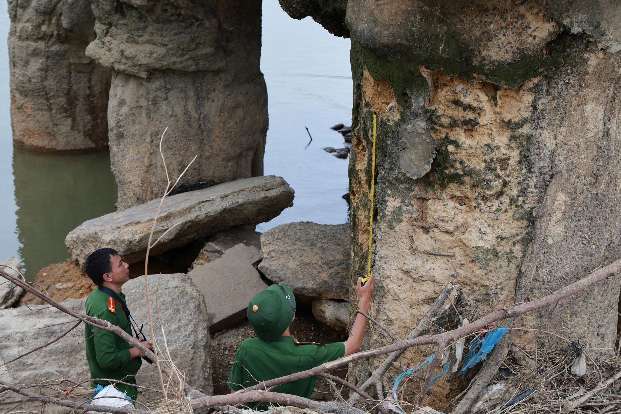 Công an Phú Thọ vào cuộc điều tra vụ móng cầu Sông Lô hư hỏng, trơ cốt thép - Ảnh 1.