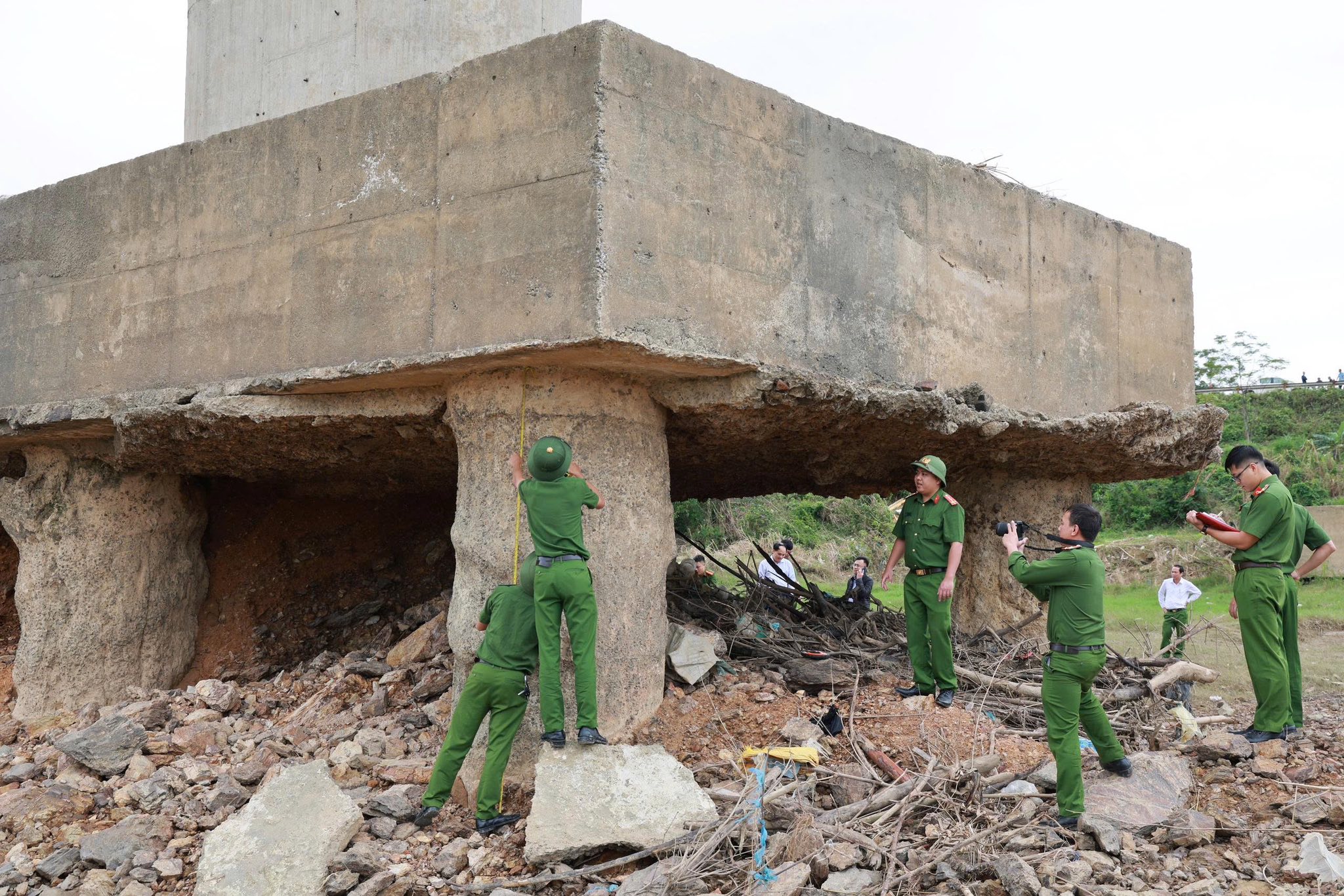 Công an Phú Thọ vào cuộc điều tra vụ móng cầu Sông Lô hư hỏng, trơ cốt thép - Ảnh 2.