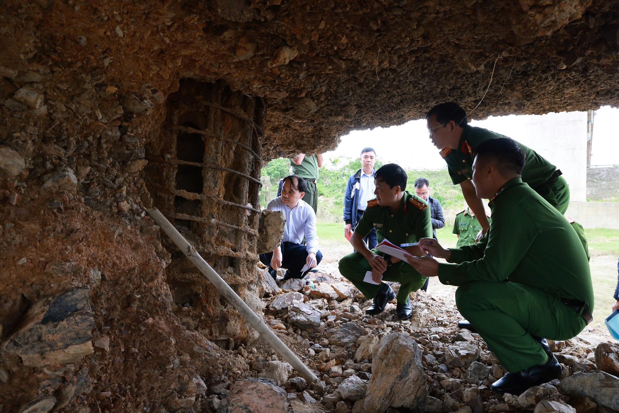 Công an Phú Thọ vào cuộc điều tra vụ móng cầu Sông Lô hư hỏng, trơ cốt thép - Ảnh 4.