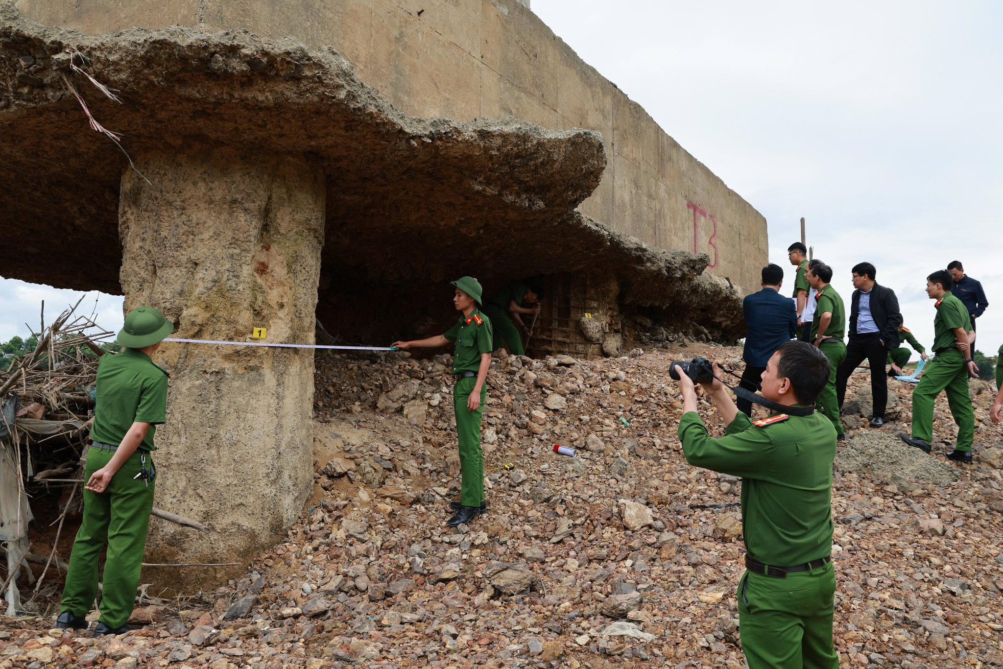 Công an Phú Thọ vào cuộc điều tra vụ móng cầu Sông Lô hư hỏng, trơ cốt thép - Ảnh 3.