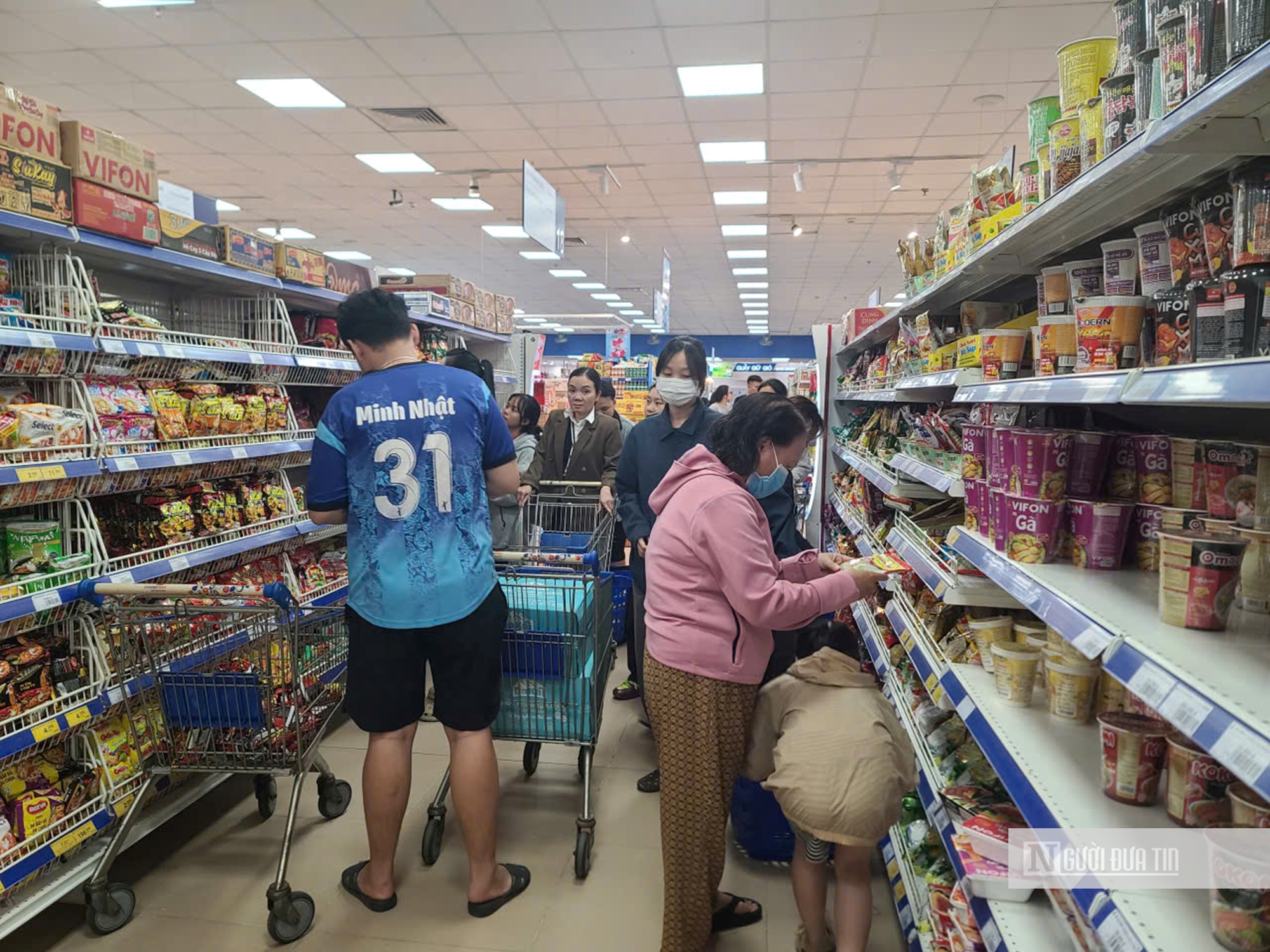 Đắk Lắk: Người dân hối hả phòng chống bão, tích trữ lương thực, tập kết cát chắn sóng ứng phó bão số 13- Ảnh 6. Đắk Lắk: Người dân hối hả phòng chống bão, tích trữ lương thực, tập kết cát chắn sóng ứng phó bão số 13- Ảnh 6.