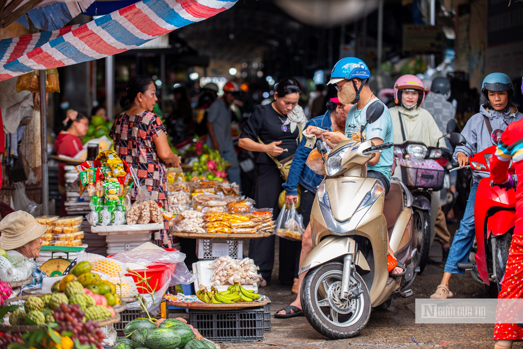 Đắk Lắk: Người dân hối hả phòng chống bão, tích trữ lương thực, tập kết cát chắn sóng ứng phó bão số 13- Ảnh 8. Đắk Lắk: Người dân hối hả phòng chống bão, tích trữ lương thực, tập kết cát chắn sóng ứng phó bão số 13- Ảnh 8.