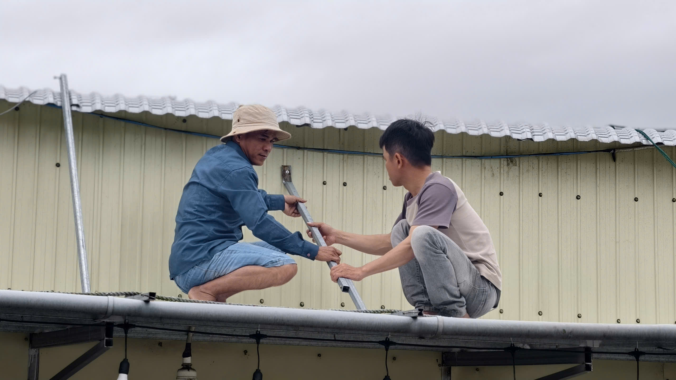 Người dân Quảng Ngãi tất bật ứng phó trước bão số 13- Ảnh 3. Người dân Quảng Ngãi tất bật ứng phó trước bão số 13- Ảnh 3.