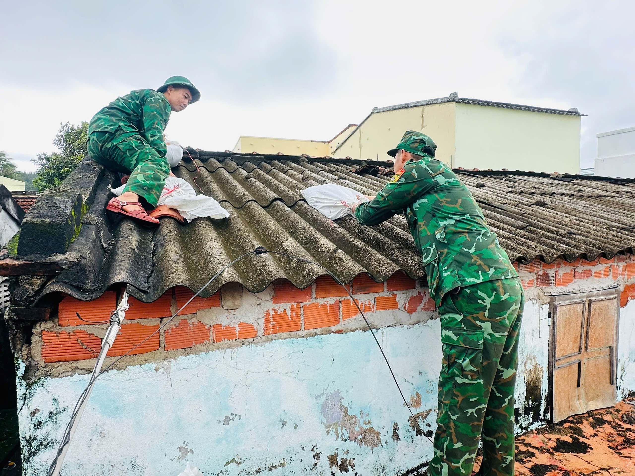 Người dân Quảng Ngãi tất bật ứng phó trước bão số 13- Ảnh 6. Người dân Quảng Ngãi tất bật ứng phó trước bão số 13- Ảnh 6.