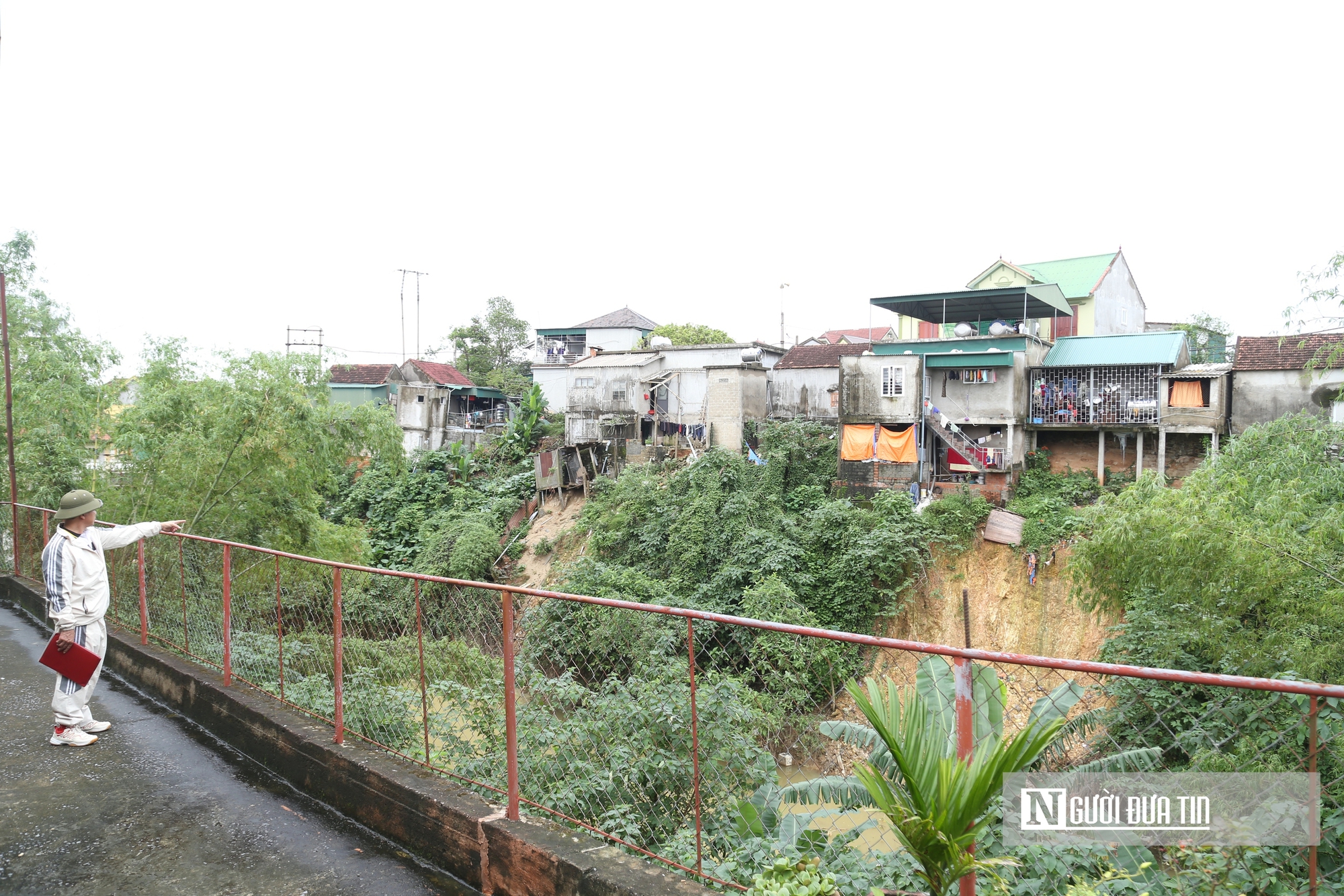 Nhiều hộ dân canh cánh nỗi lo mất nhà, mất đất, mất đường vì sạt lở - Ảnh 3.