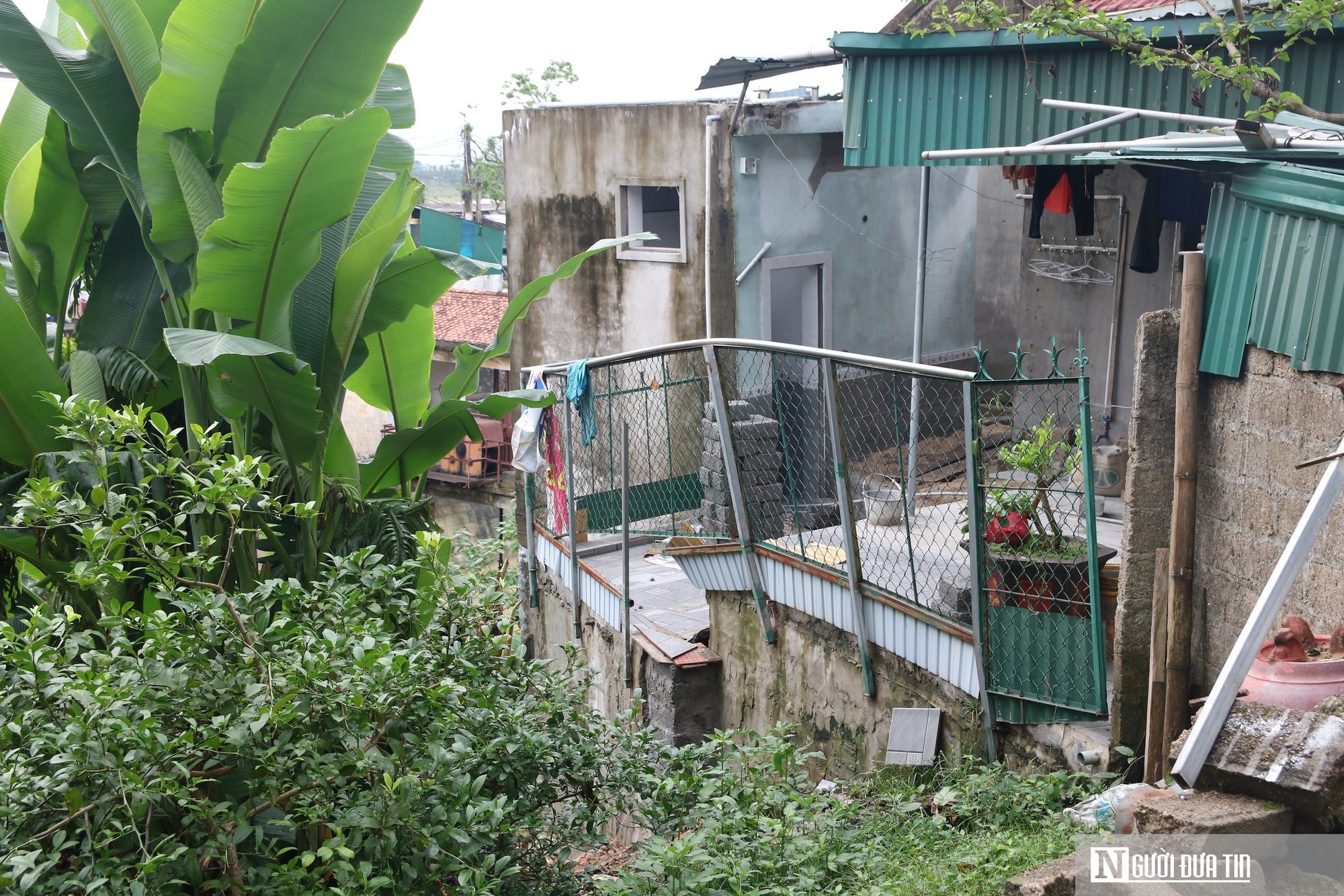 Nhiều hộ dân canh cánh nỗi lo mất nhà, mất đất, mất đường vì sạt lở - Ảnh 5.