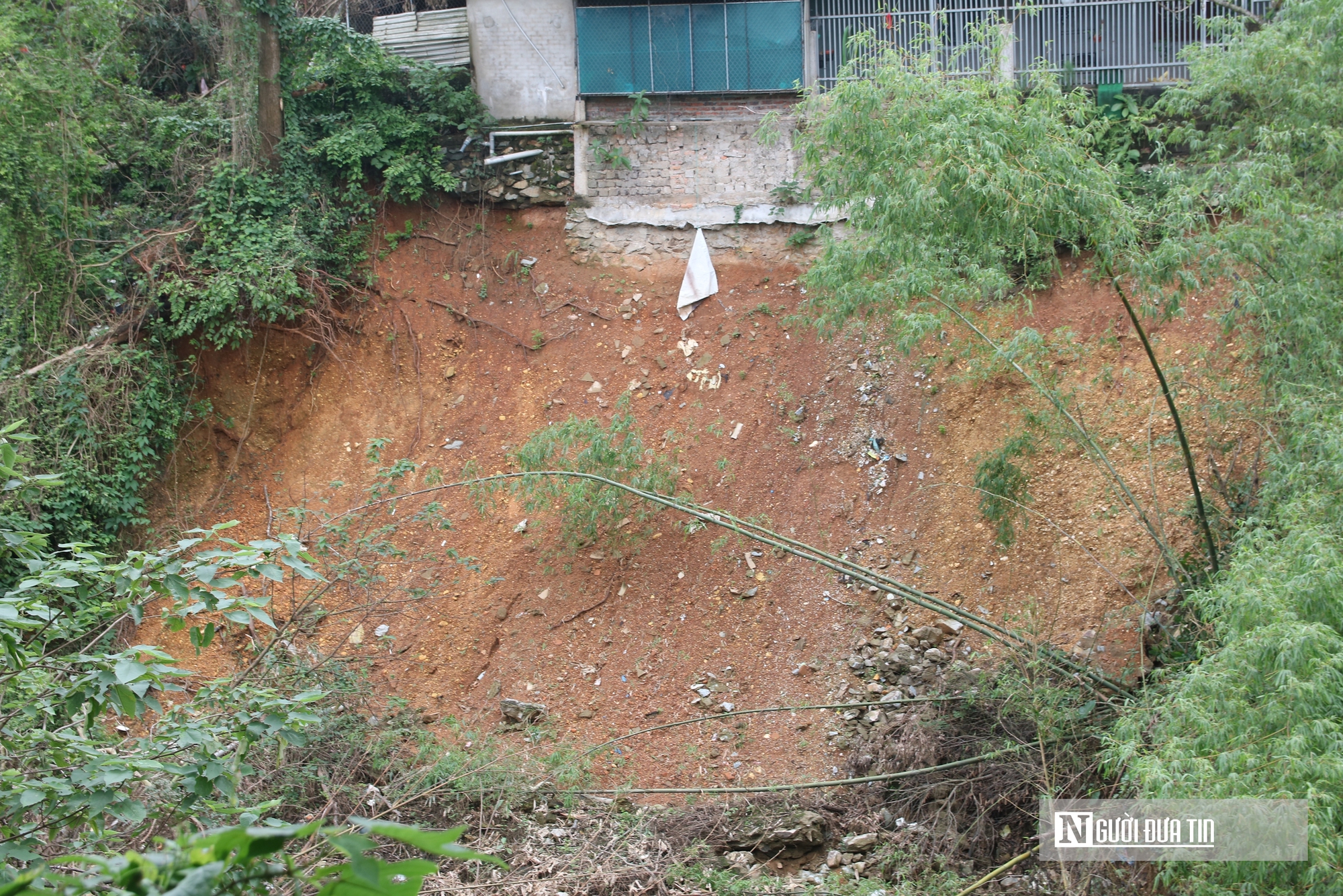 Nhiều hộ dân canh cánh nỗi lo mất nhà, mất đất, mất đường vì sạt lở - Ảnh 6.