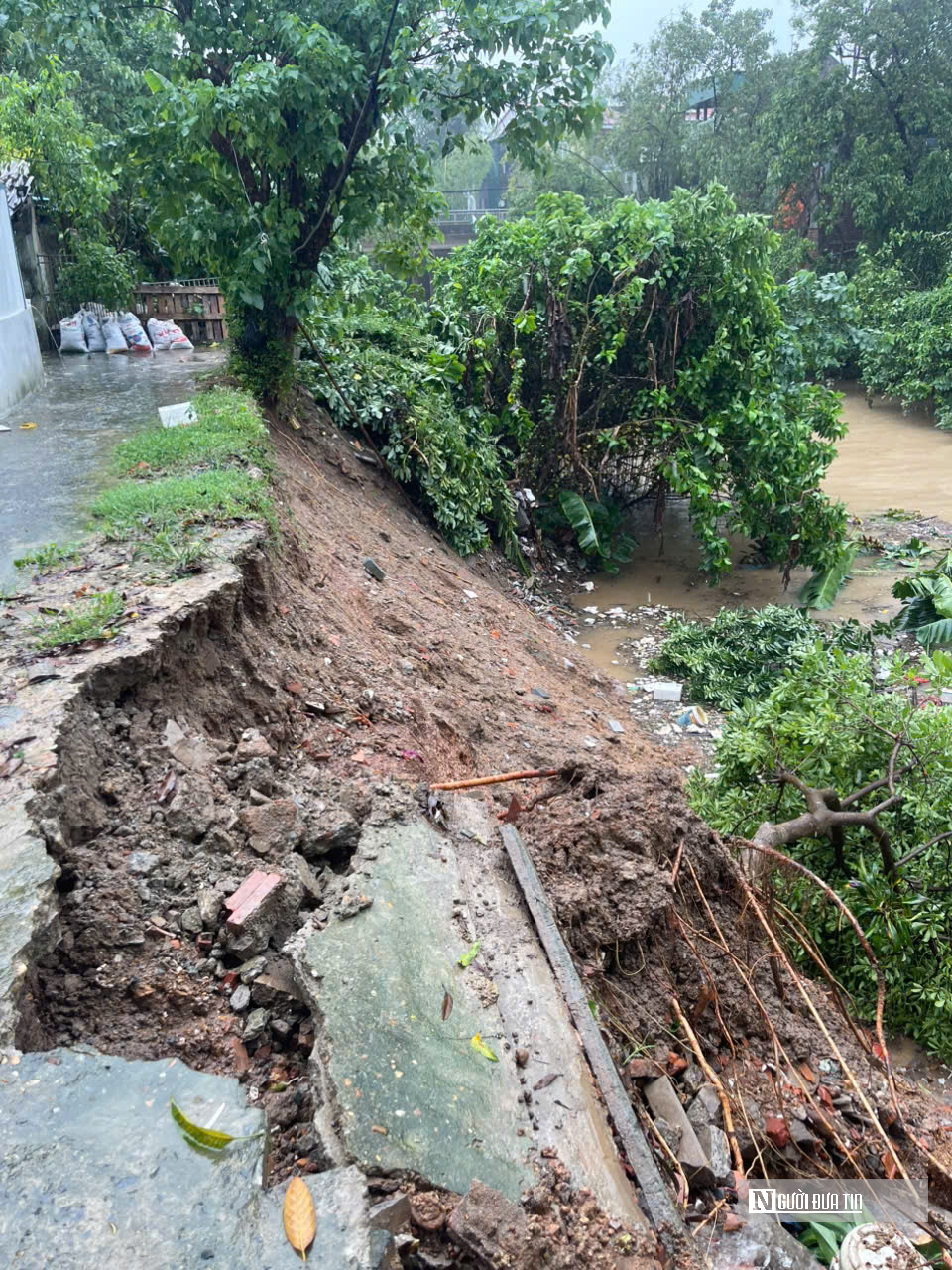 Nhiều hộ dân canh cánh nỗi lo mất nhà, mất đất, mất đường vì sạt lở - Ảnh 8.