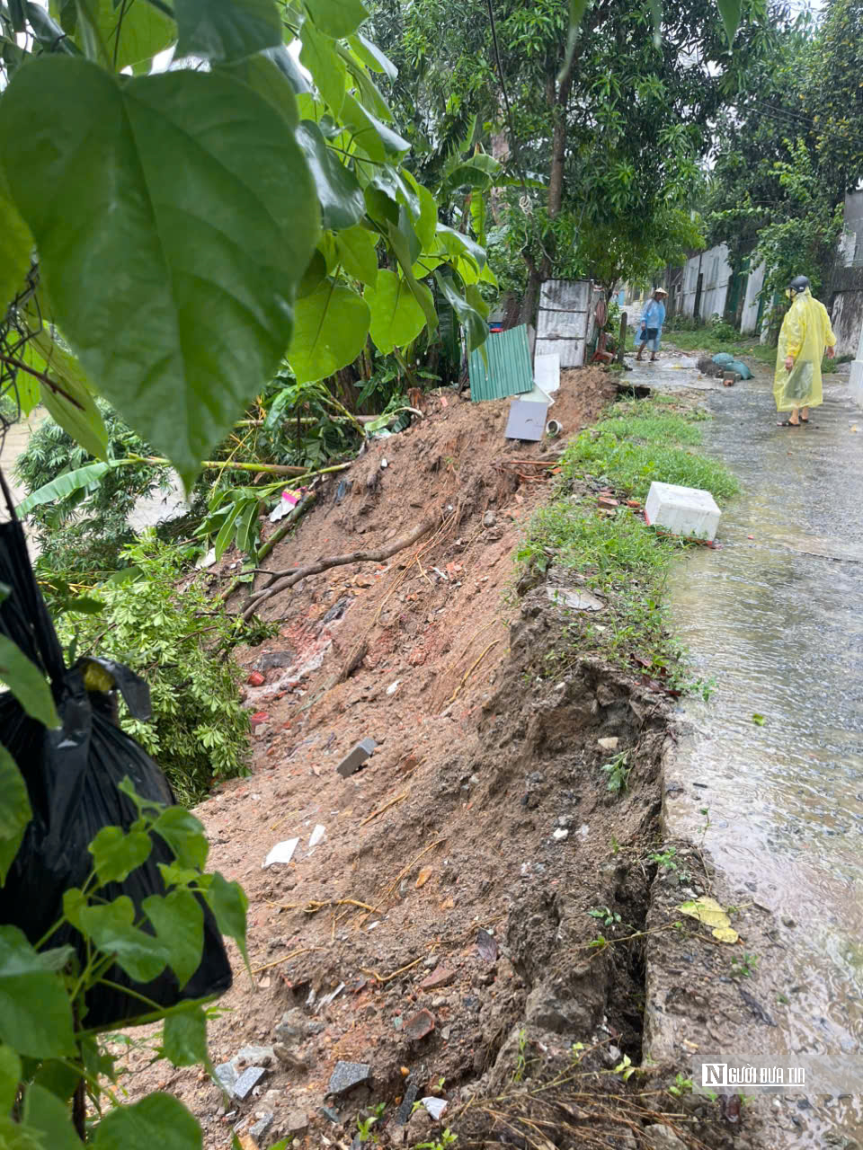 Nhiều hộ dân canh cánh nỗi lo mất nhà, mất đất, mất đường vì sạt lở - Ảnh 9.