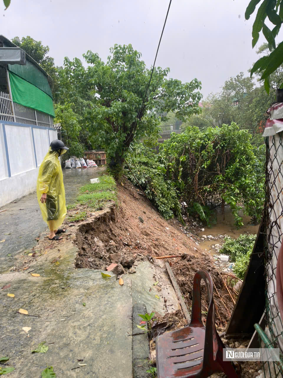Nhiều hộ dân canh cánh nỗi lo mất nhà, mất đất, mất đường vì sạt lở - Ảnh 10.