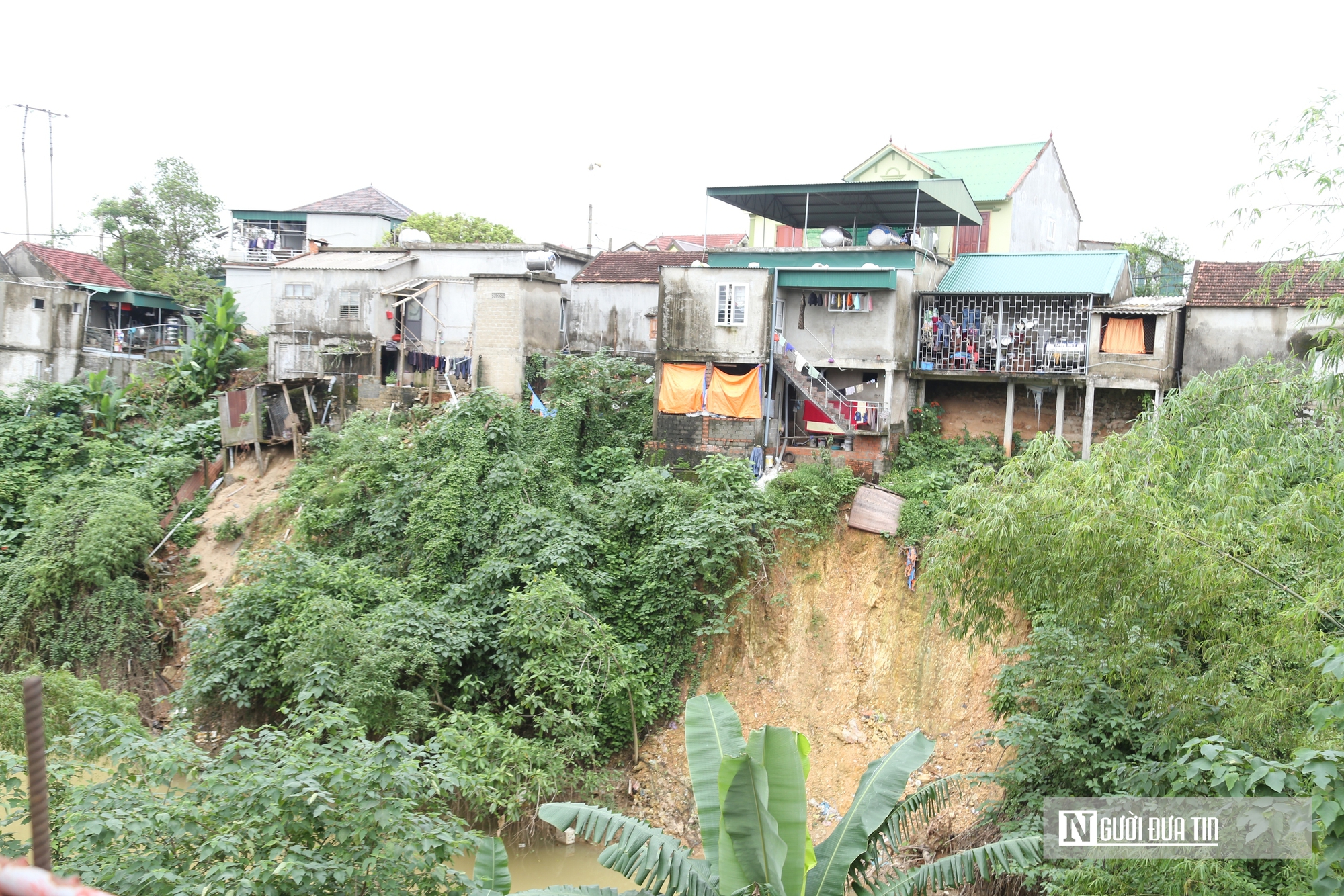 Nhiều hộ dân canh cánh nỗi lo mất nhà, mất đất, mất đường vì sạt lở - Ảnh 11.
