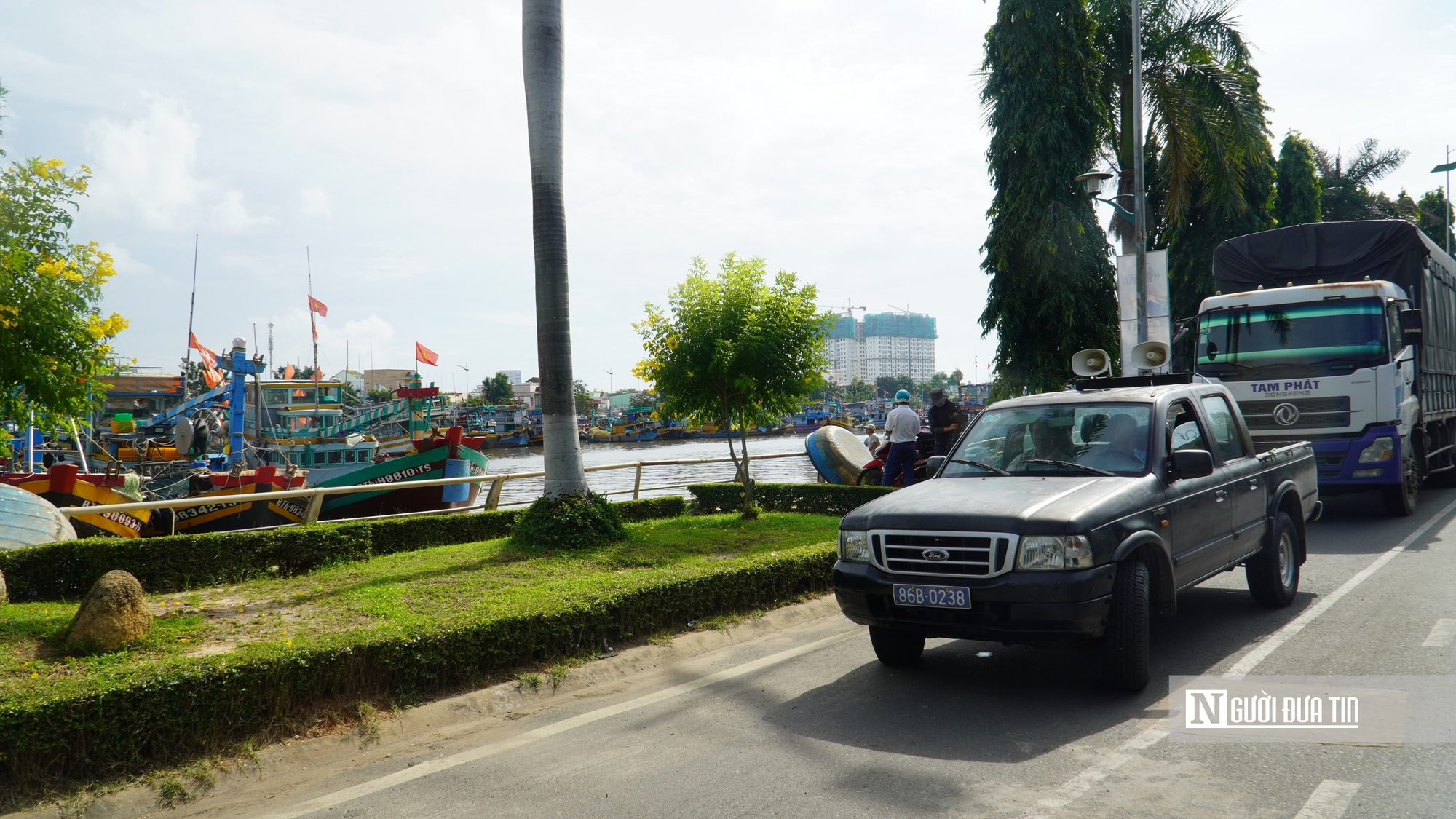Tuyến biển Lâm Đồng "căng mình" trước giờ bão đổ bộ- Ảnh 4. Tuyến biển Lâm Đồng "căng mình" trước giờ bão đổ bộ- Ảnh 4.