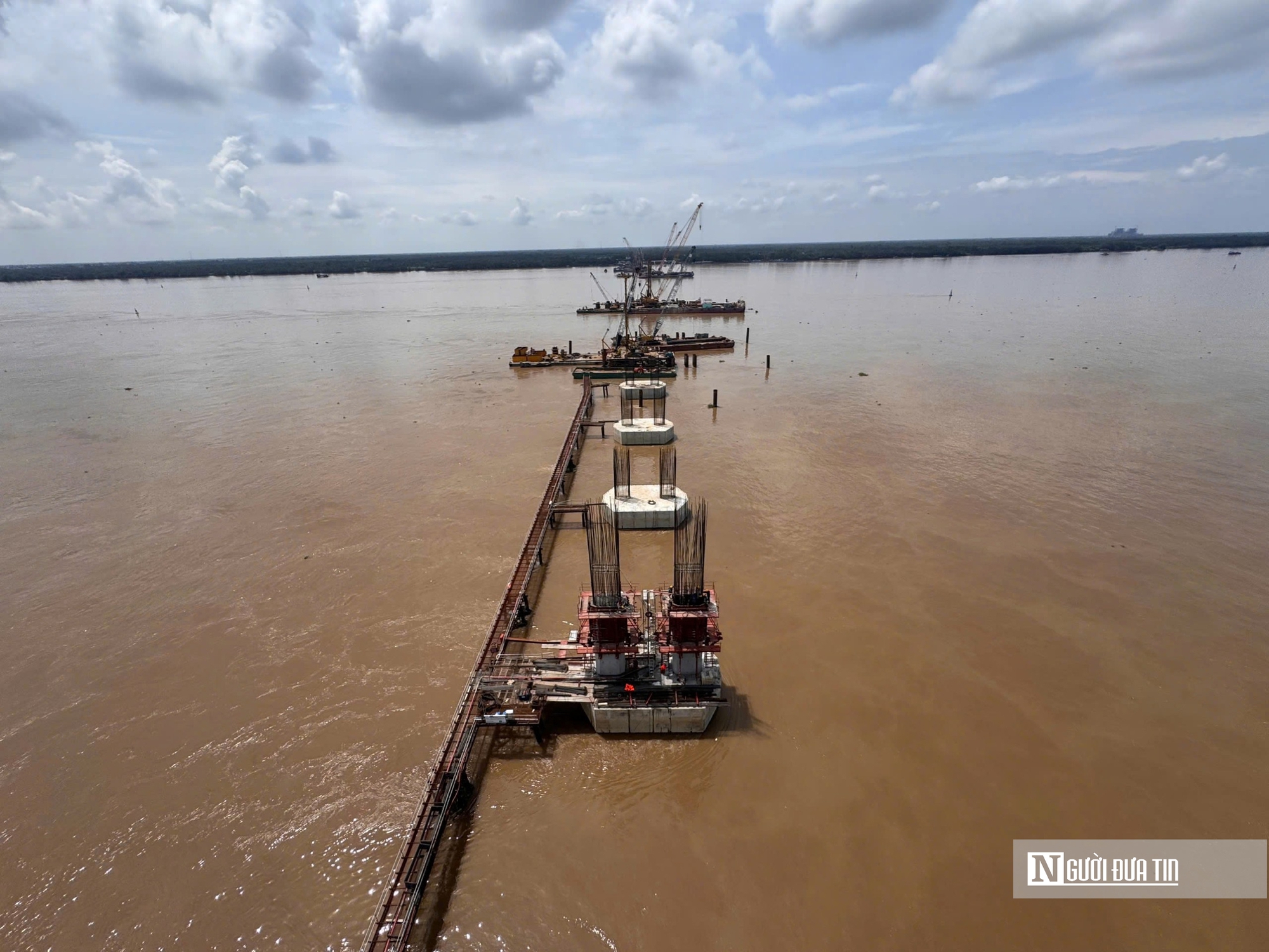 Hơn 40 mũi thi công đồng loạt trên công trường cầu Đại Ngãi - Ảnh 1.