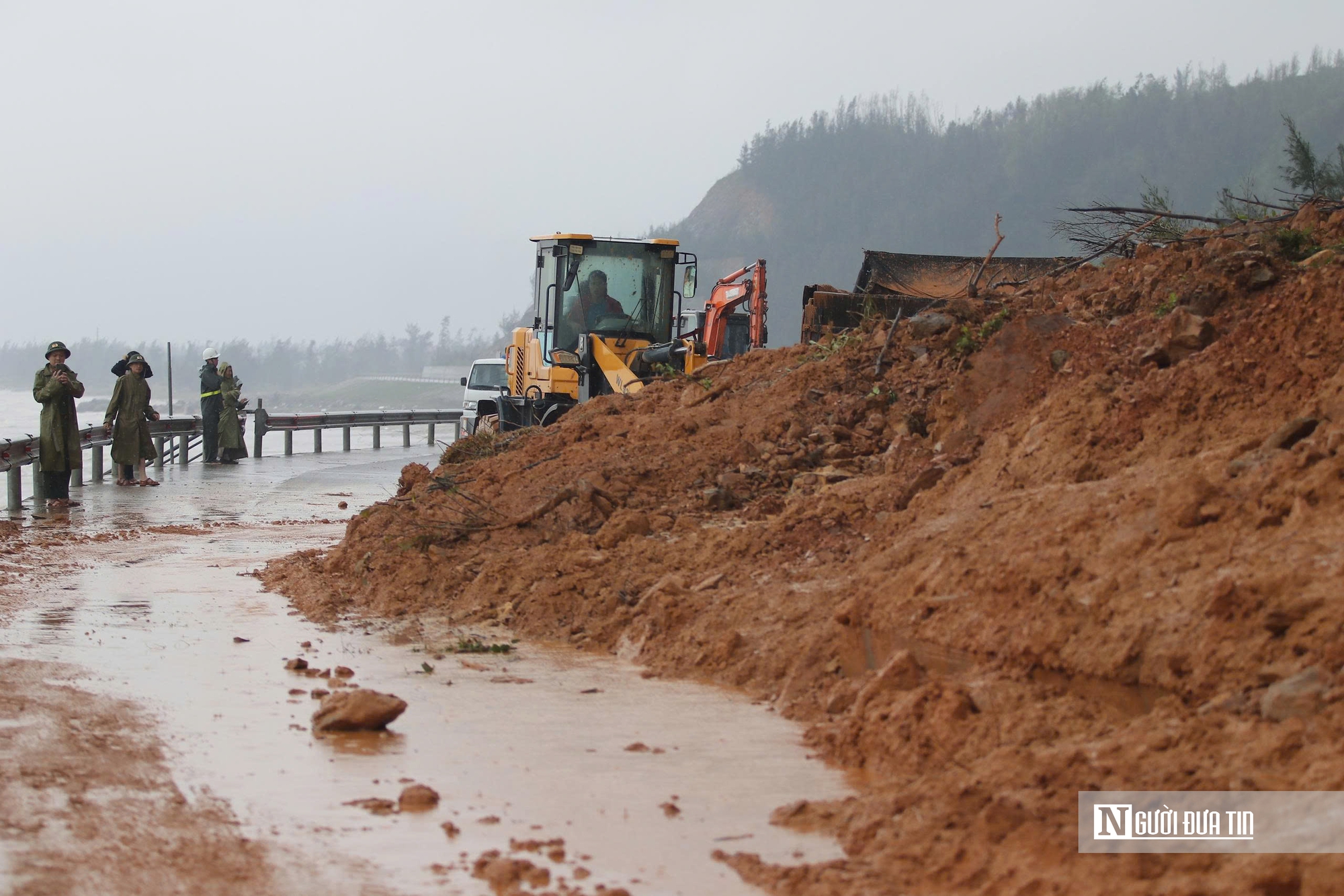 Cận cảnh điểm đứt gãy trên núi, sạt lở khiến 2 người bị thương ở Hà Tĩnh- Ảnh 1.