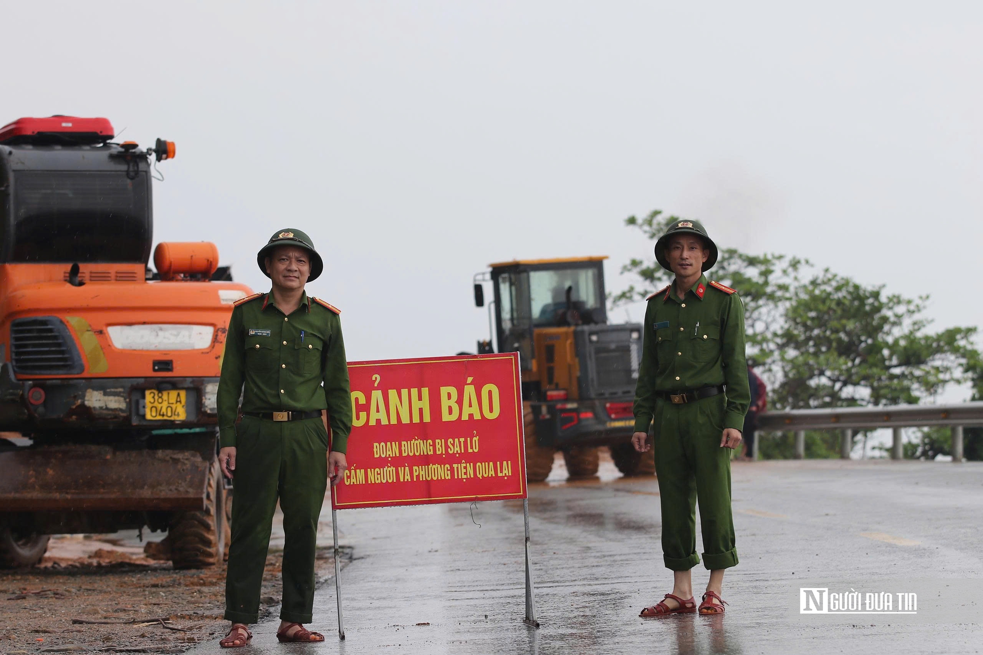 Cận cảnh điểm đứt gãy trên núi, sạt lở khiến 2 người bị thương ở Hà Tĩnh- Ảnh 2.