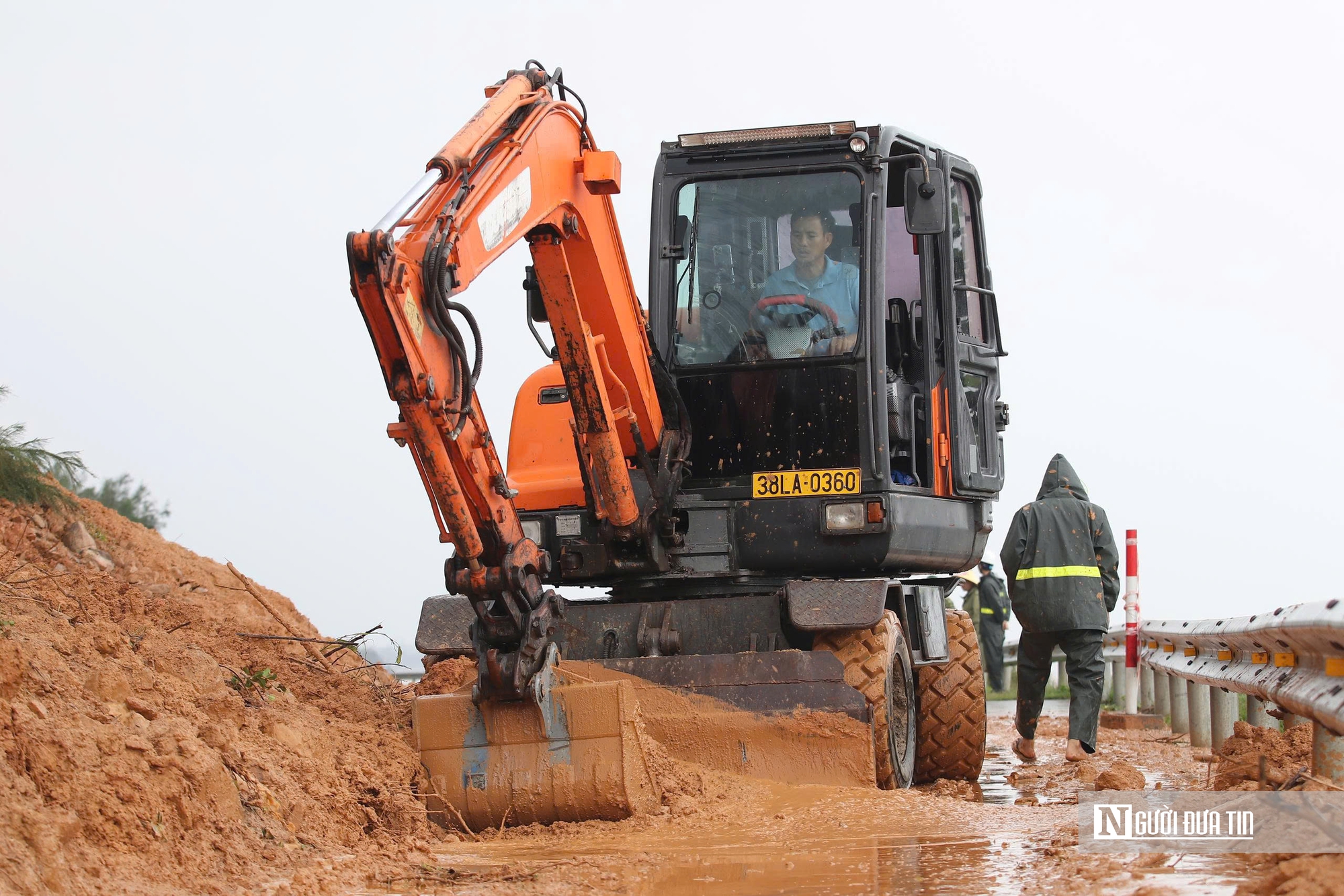 Cận cảnh điểm đứt gãy trên núi, sạt lở khiến 2 người bị thương ở Hà Tĩnh- Ảnh 3.