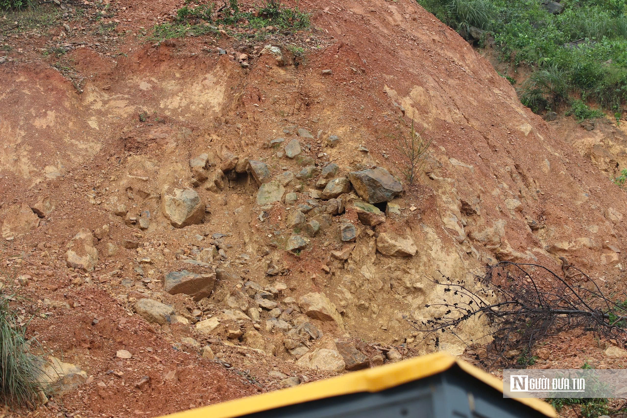 Cận cảnh điểm đứt gãy trên núi, sạt lở khiến 2 người bị thương ở Hà Tĩnh- Ảnh 4.