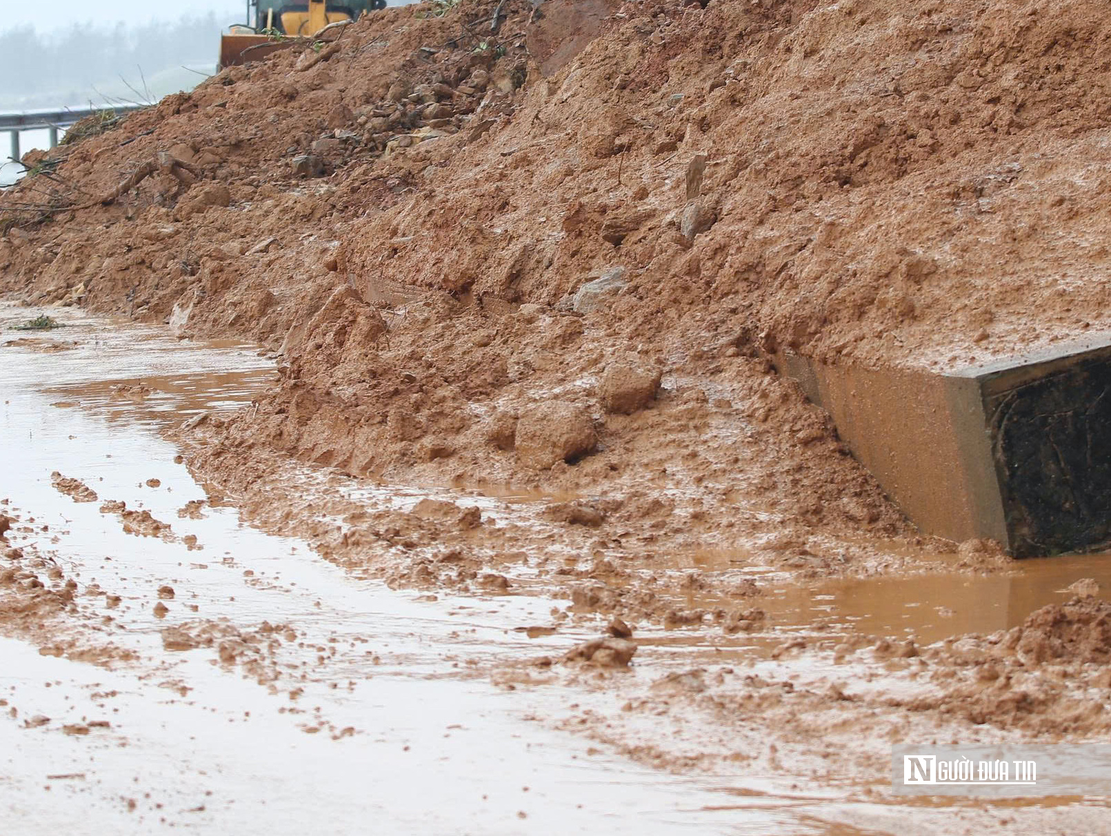 Cận cảnh điểm đứt gãy trên núi, sạt lở khiến 2 người bị thương ở Hà Tĩnh- Ảnh 5.