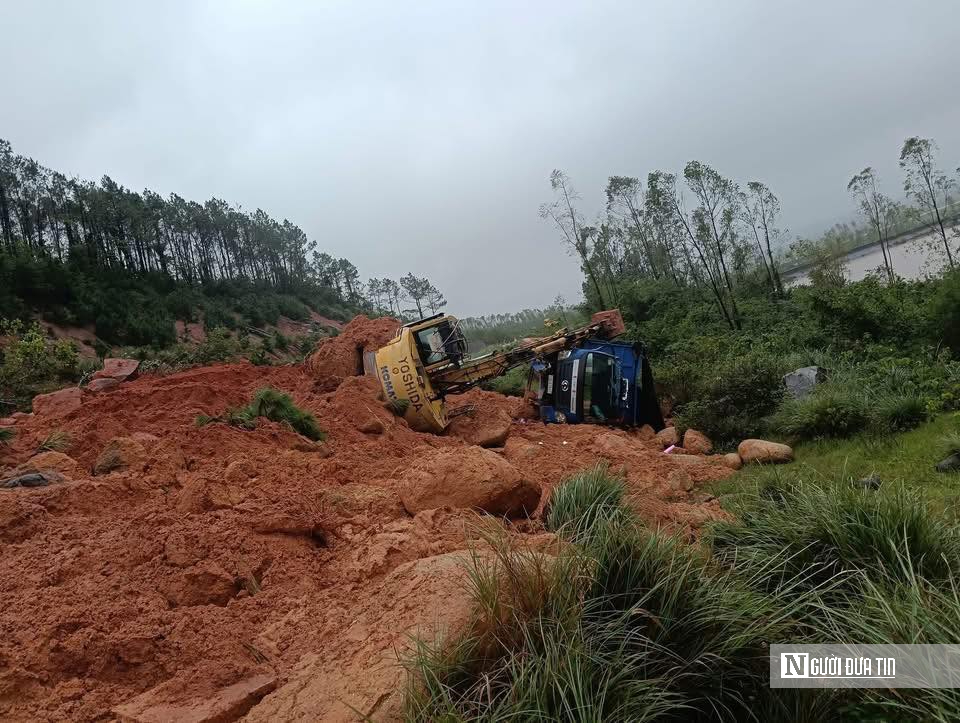 Cận cảnh điểm đứt gãy trên núi, sạt lở khiến 2 người bị thương ở Hà Tĩnh- Ảnh 6.
