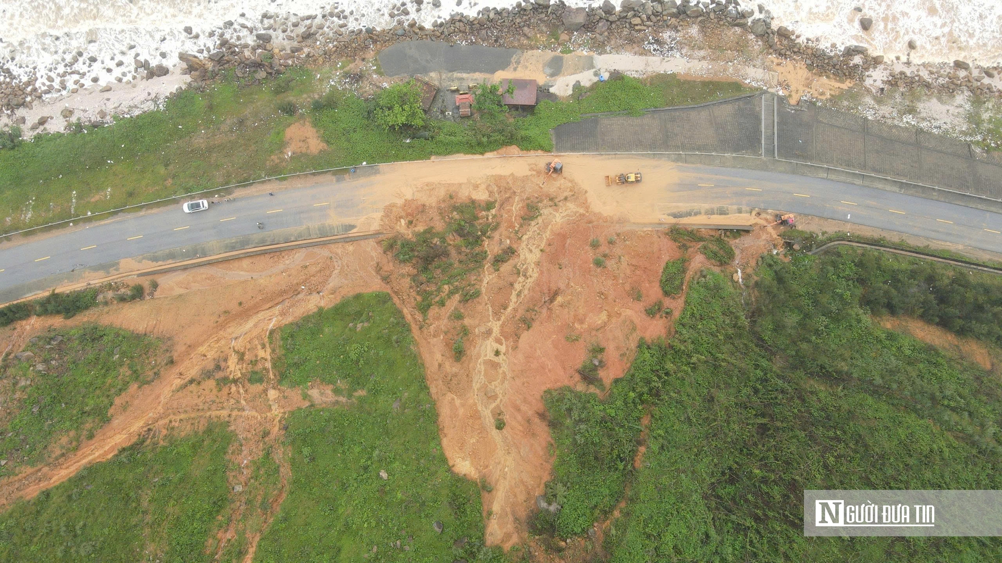 Cận cảnh điểm đứt gãy trên núi, sạt lở khiến 2 người bị thương ở Hà Tĩnh- Ảnh 7.