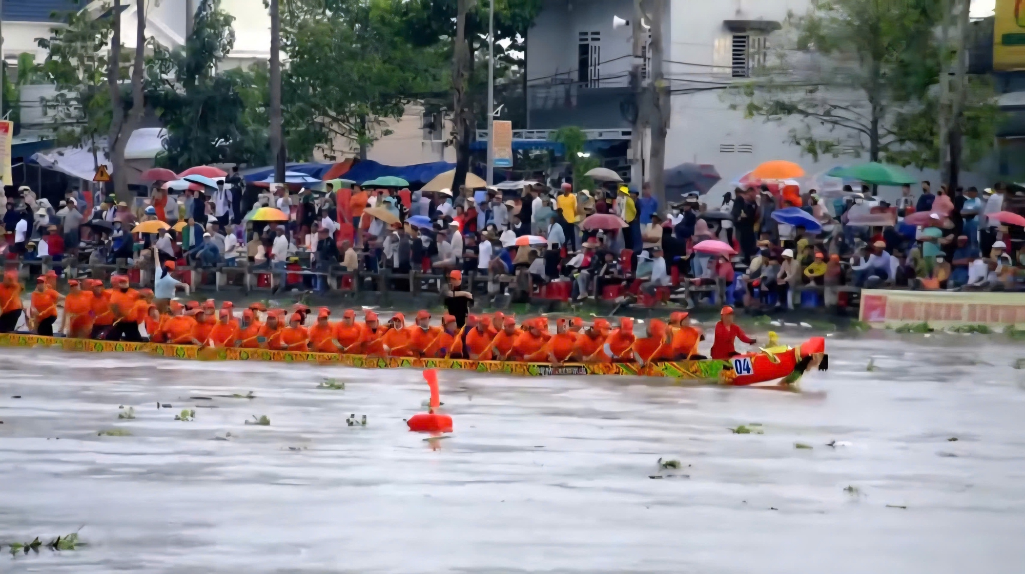 Rực rỡ sắc màu tại giải đấu Đua ghe Ngo đạt kỷ lục có "vận động viên đông nhất"- Ảnh 1. Rực rỡ sắc màu tại giải đấu Đua ghe Ngo đạt kỷ lục có "vận động viên đông nhất"- Ảnh 1.