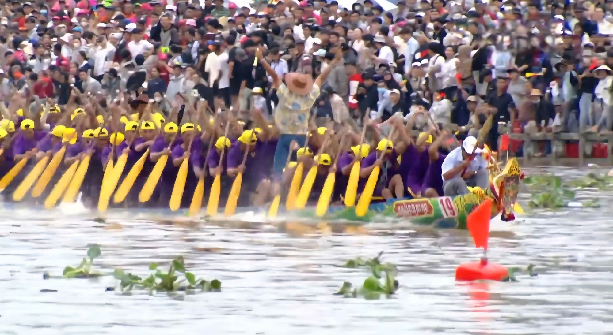 Rực rỡ sắc màu tại giải đấu Đua ghe Ngo đạt kỷ lục có "vận động viên đông nhất"- Ảnh 2. Rực rỡ sắc màu tại giải đấu Đua ghe Ngo đạt kỷ lục có "vận động viên đông nhất"- Ảnh 2.