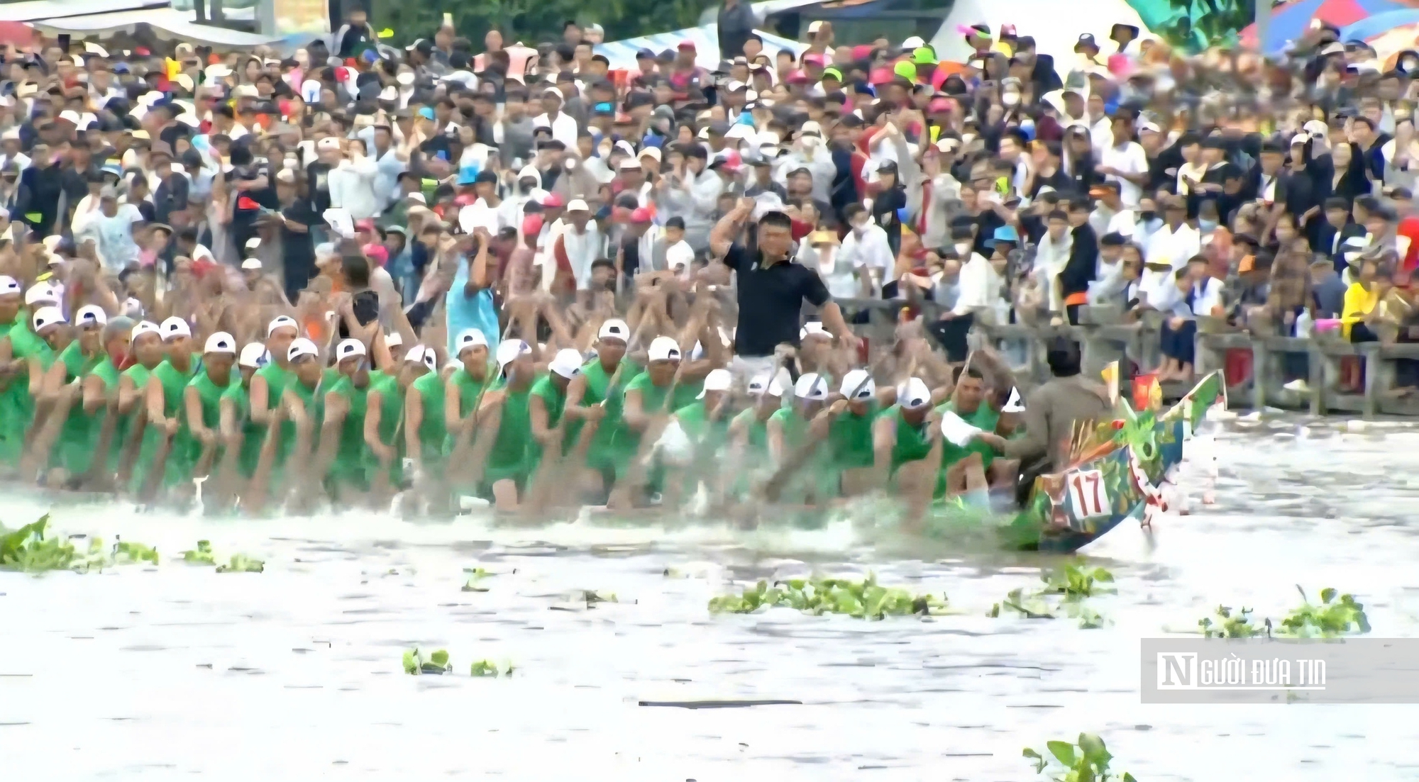 Rực rỡ sắc màu tại giải đấu Đua ghe Ngo đạt kỷ lục có "vận động viên đông nhất"- Ảnh 3. Rực rỡ sắc màu tại giải đấu Đua ghe Ngo đạt kỷ lục có "vận động viên đông nhất"- Ảnh 3.