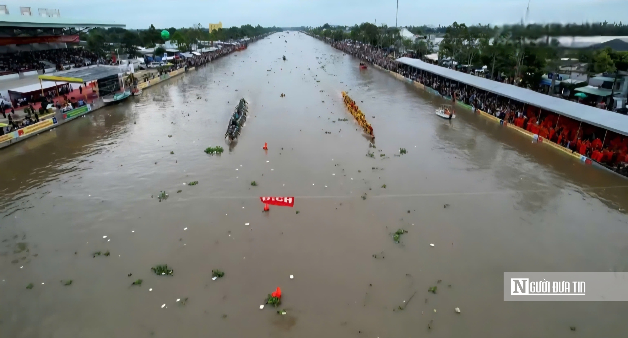 Rực rỡ sắc màu tại giải đấu Đua ghe Ngo đạt kỷ lục có "vận động viên đông nhất"- Ảnh 4. Rực rỡ sắc màu tại giải đấu Đua ghe Ngo đạt kỷ lục có "vận động viên đông nhất"- Ảnh 4.