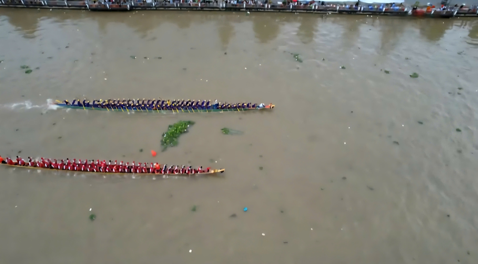 Rực rỡ sắc màu tại giải đấu Đua ghe Ngo đạt kỷ lục có "vận động viên đông nhất"- Ảnh 5. Rực rỡ sắc màu tại giải đấu Đua ghe Ngo đạt kỷ lục có "vận động viên đông nhất"- Ảnh 5.