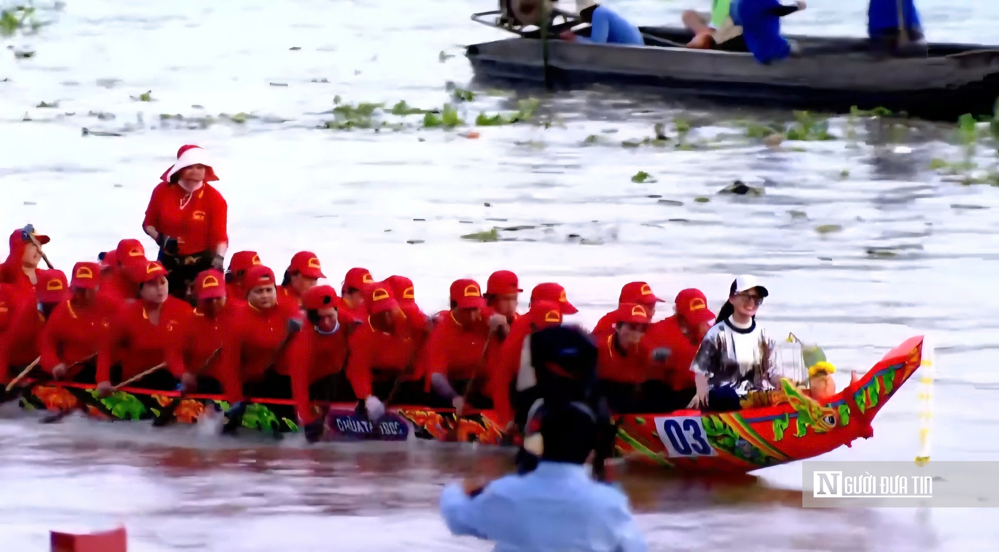Rực rỡ sắc màu tại giải đấu Đua ghe Ngo đạt kỷ lục có "vận động viên đông nhất"- Ảnh 7. Rực rỡ sắc màu tại giải đấu Đua ghe Ngo đạt kỷ lục có "vận động viên đông nhất"- Ảnh 7.