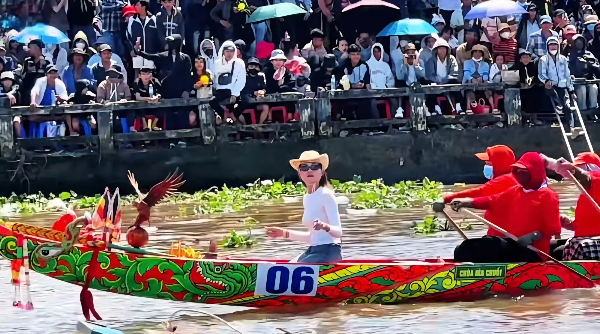 Rực rỡ sắc màu tại giải đấu Đua ghe Ngo đạt kỷ lục có "vận động viên đông nhất"- Ảnh 8. Rực rỡ sắc màu tại giải đấu Đua ghe Ngo đạt kỷ lục có "vận động viên đông nhất"- Ảnh 8.