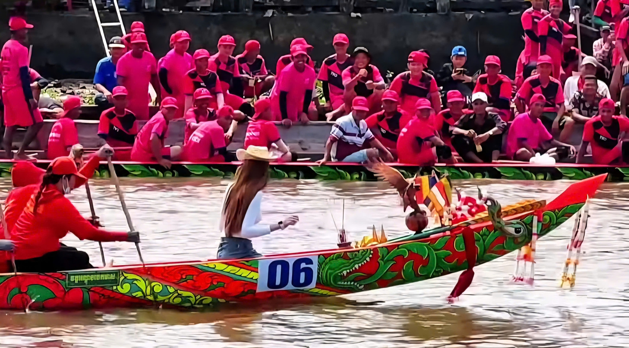 Rực rỡ sắc màu tại giải đấu Đua ghe Ngo đạt kỷ lục có "vận động viên đông nhất"- Ảnh 9. Rực rỡ sắc màu tại giải đấu Đua ghe Ngo đạt kỷ lục có "vận động viên đông nhất"- Ảnh 9.